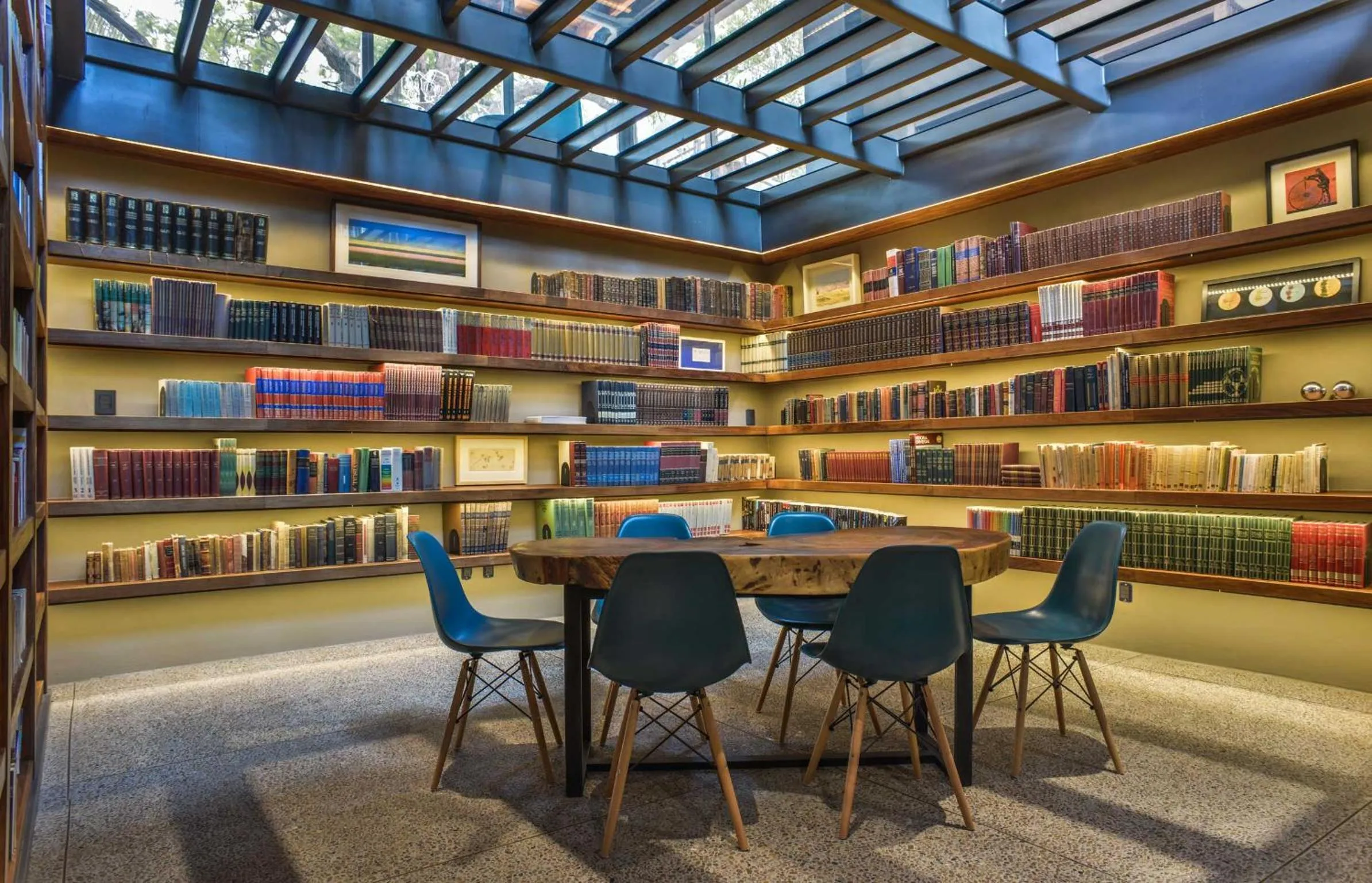 Library in Hotel Criol