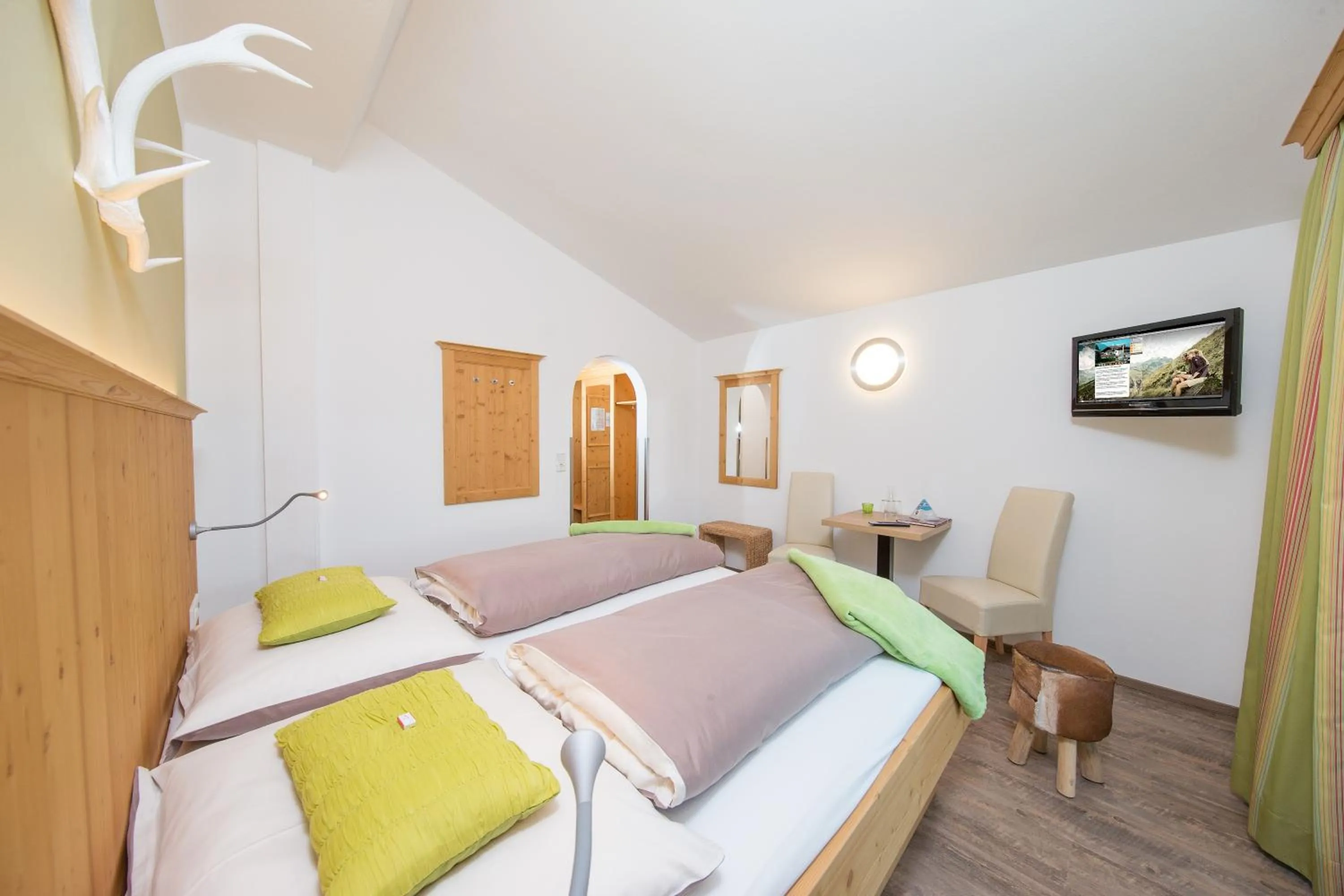 Shower, Bed in Comfort Hotel Garni Landhaus Gitti