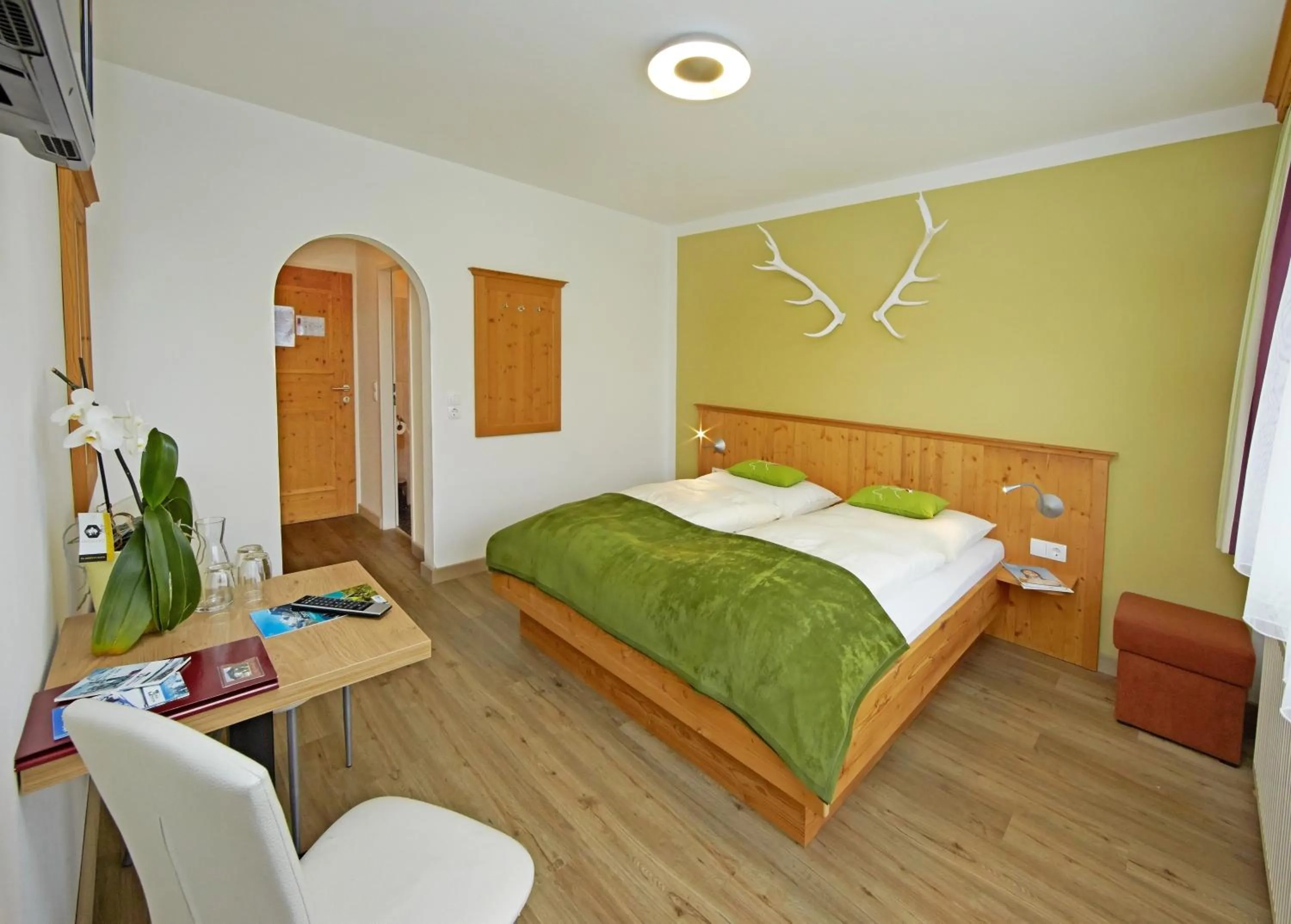 Shower, Bed in Comfort Hotel Garni Landhaus Gitti