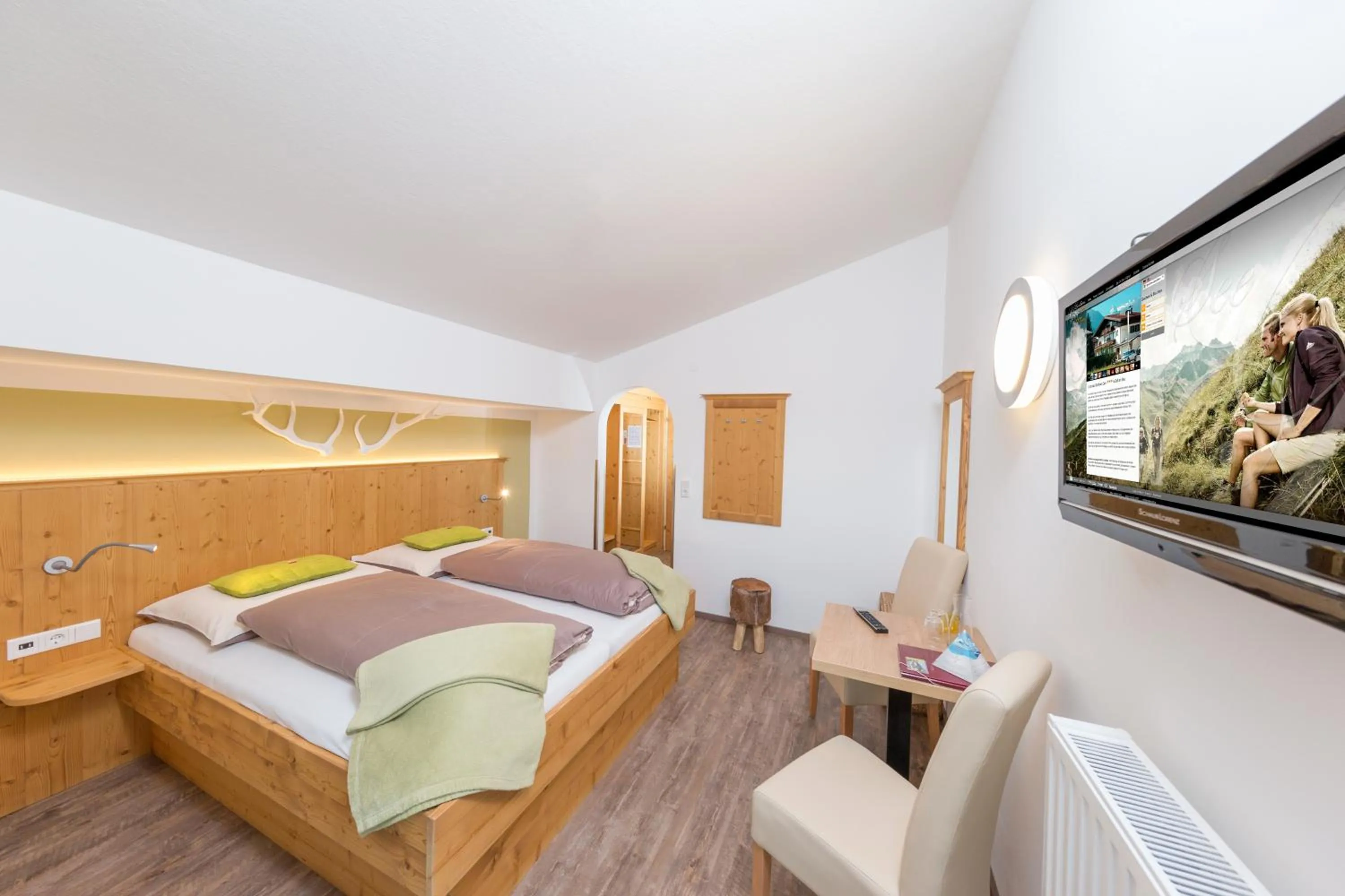 Shower, Bed in Comfort Hotel Garni Landhaus Gitti
