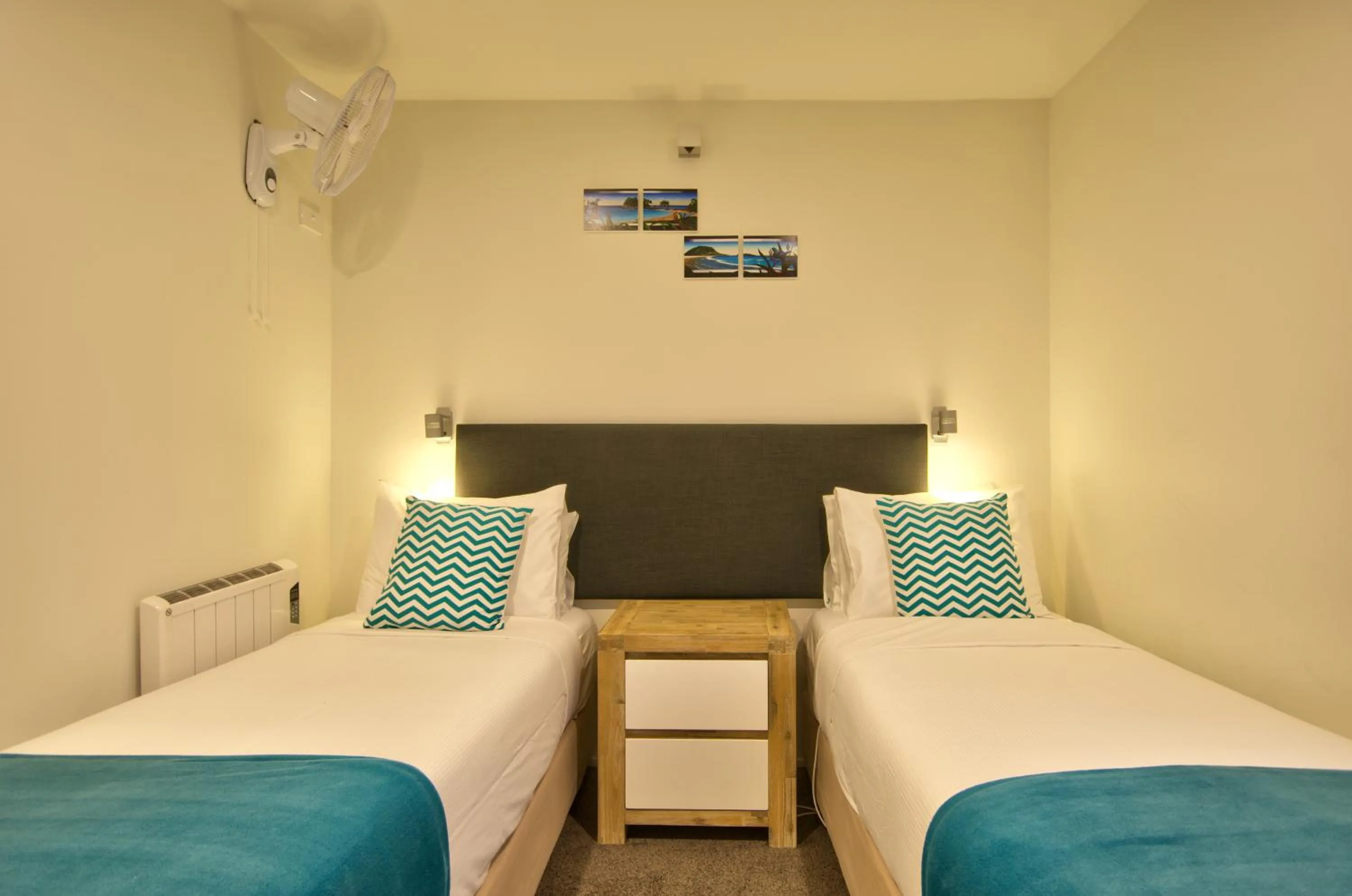 Photo of the whole room, Bed in Highview Central