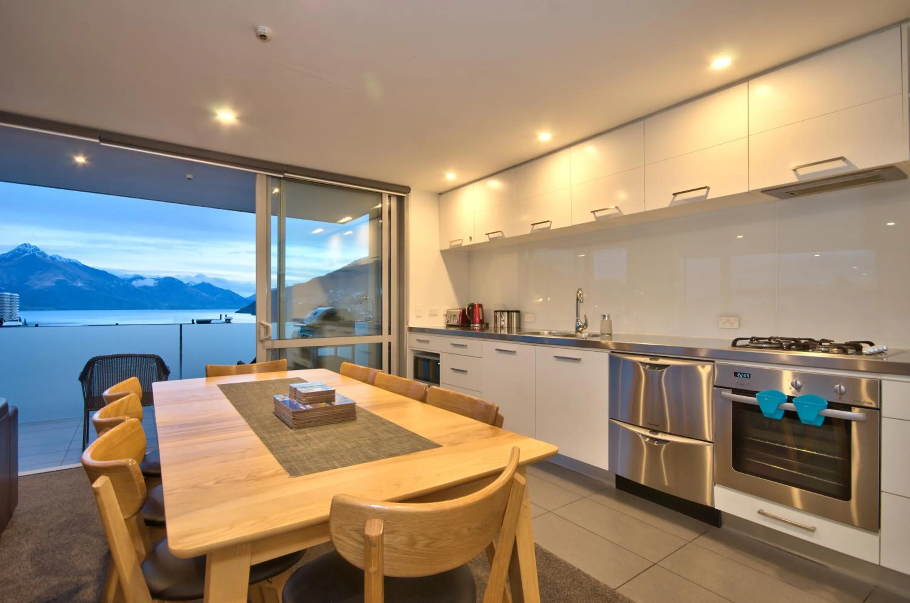 Dining area in Highview Central