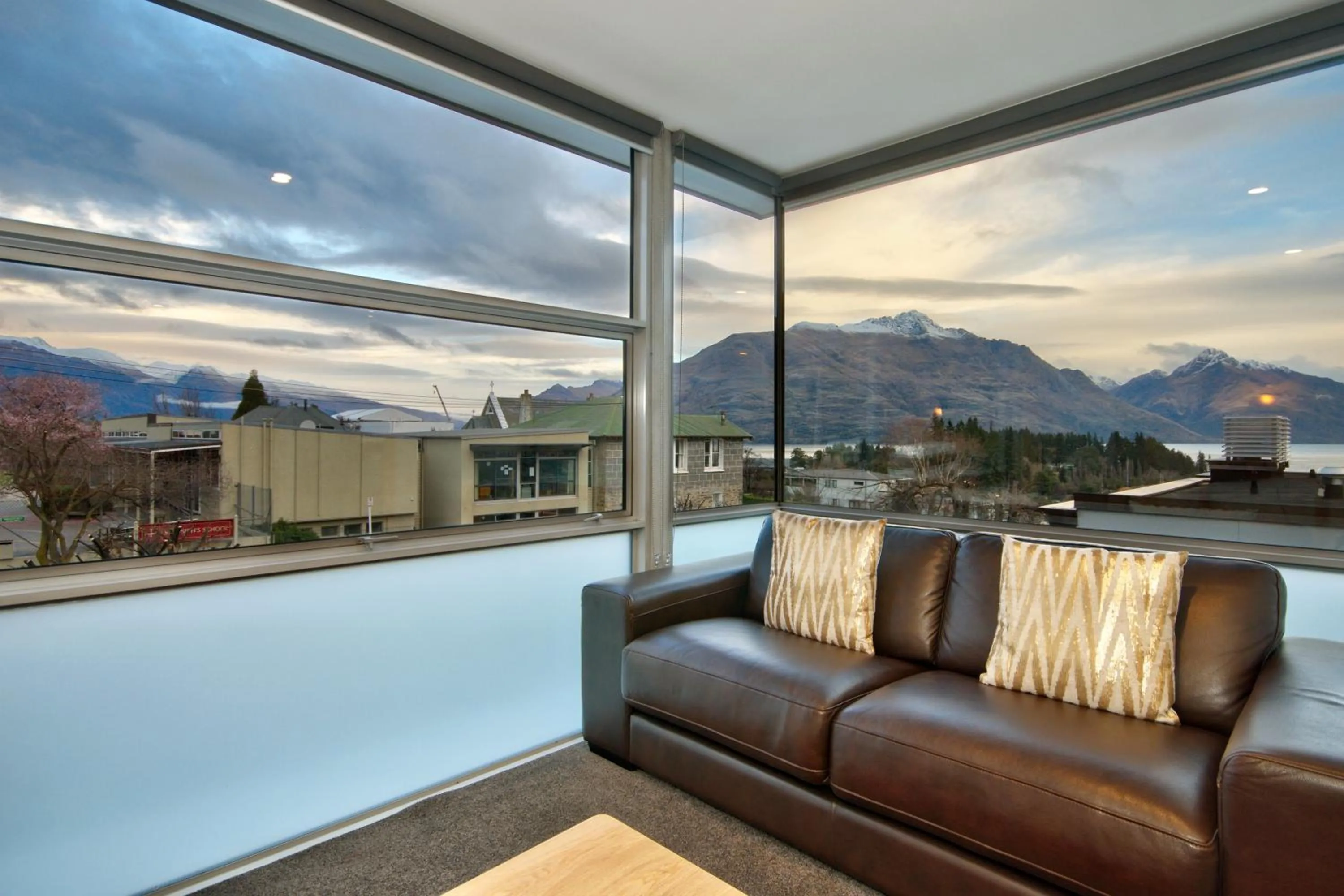 Mountain view in Highview Central
