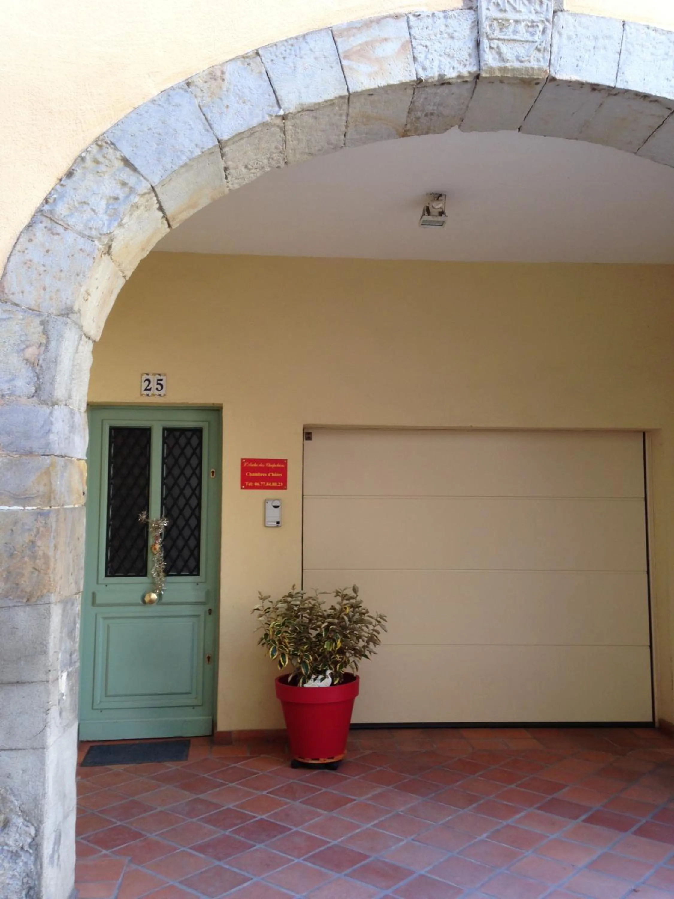 Facade/entrance in l'Arche des Chapeliers