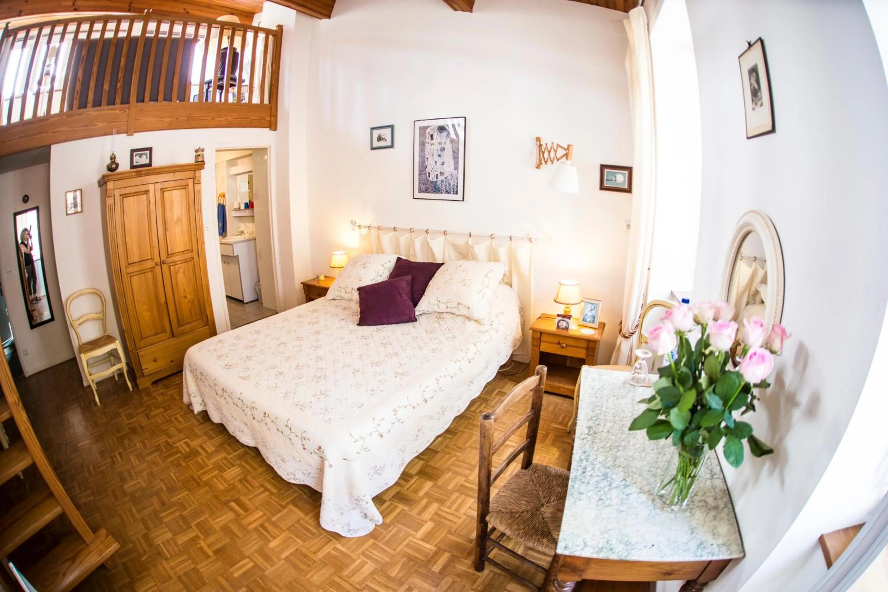 Photo of the whole room, Bed in l'Arche des Chapeliers
