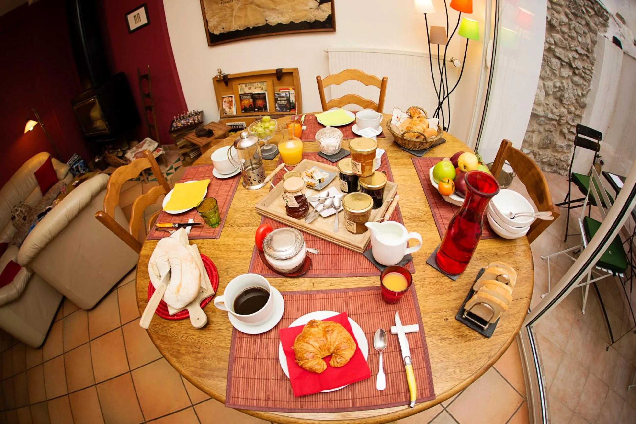 Continental breakfast in l'Arche des Chapeliers
