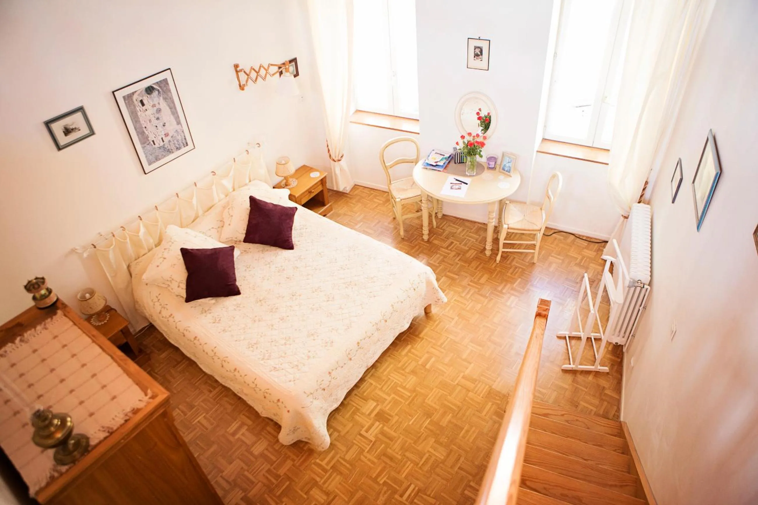 Photo of the whole room, Bed in l'Arche des Chapeliers