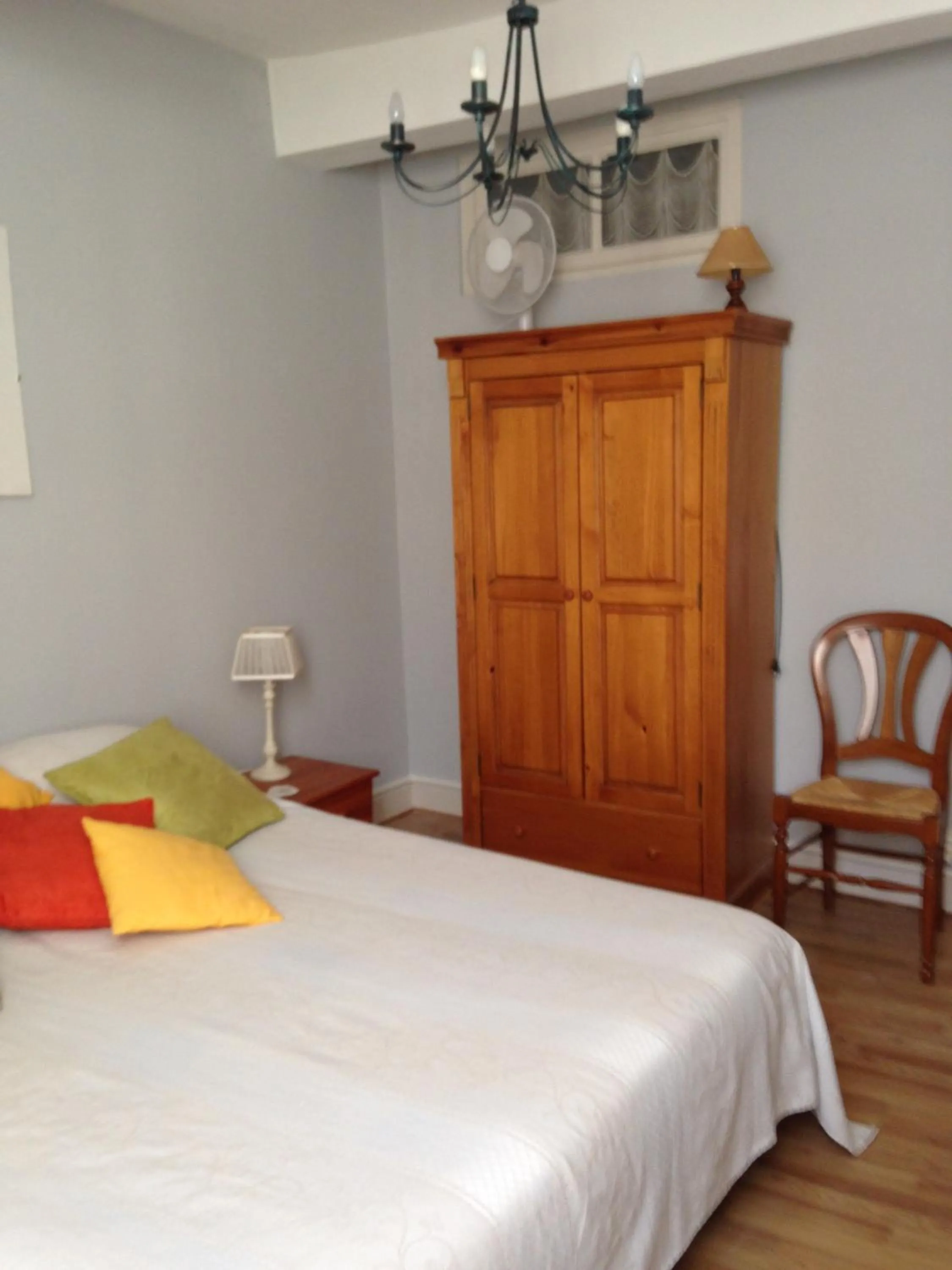 Bedroom, Bed in l'Arche des Chapeliers