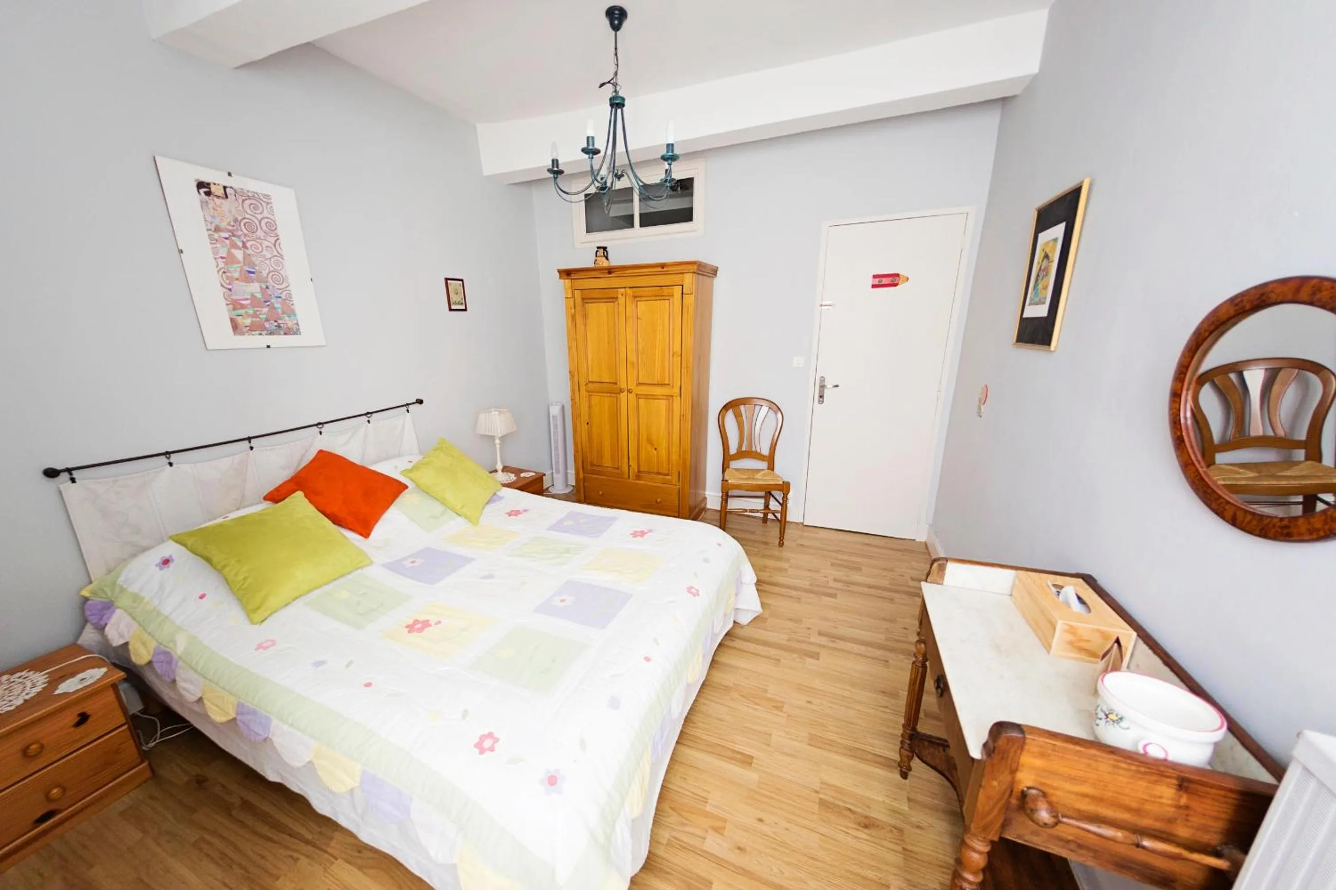 Photo of the whole room, Bed in l'Arche des Chapeliers