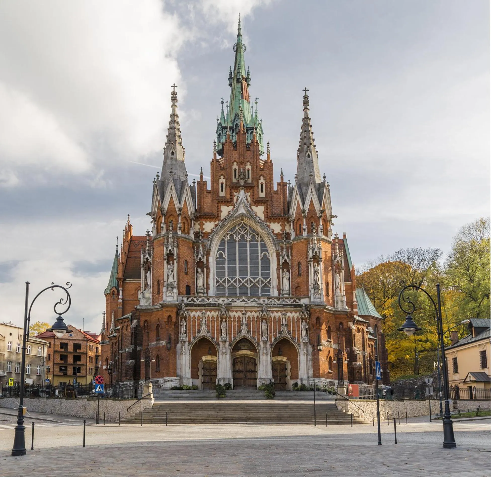 Spring in Leo Apartments Main Square