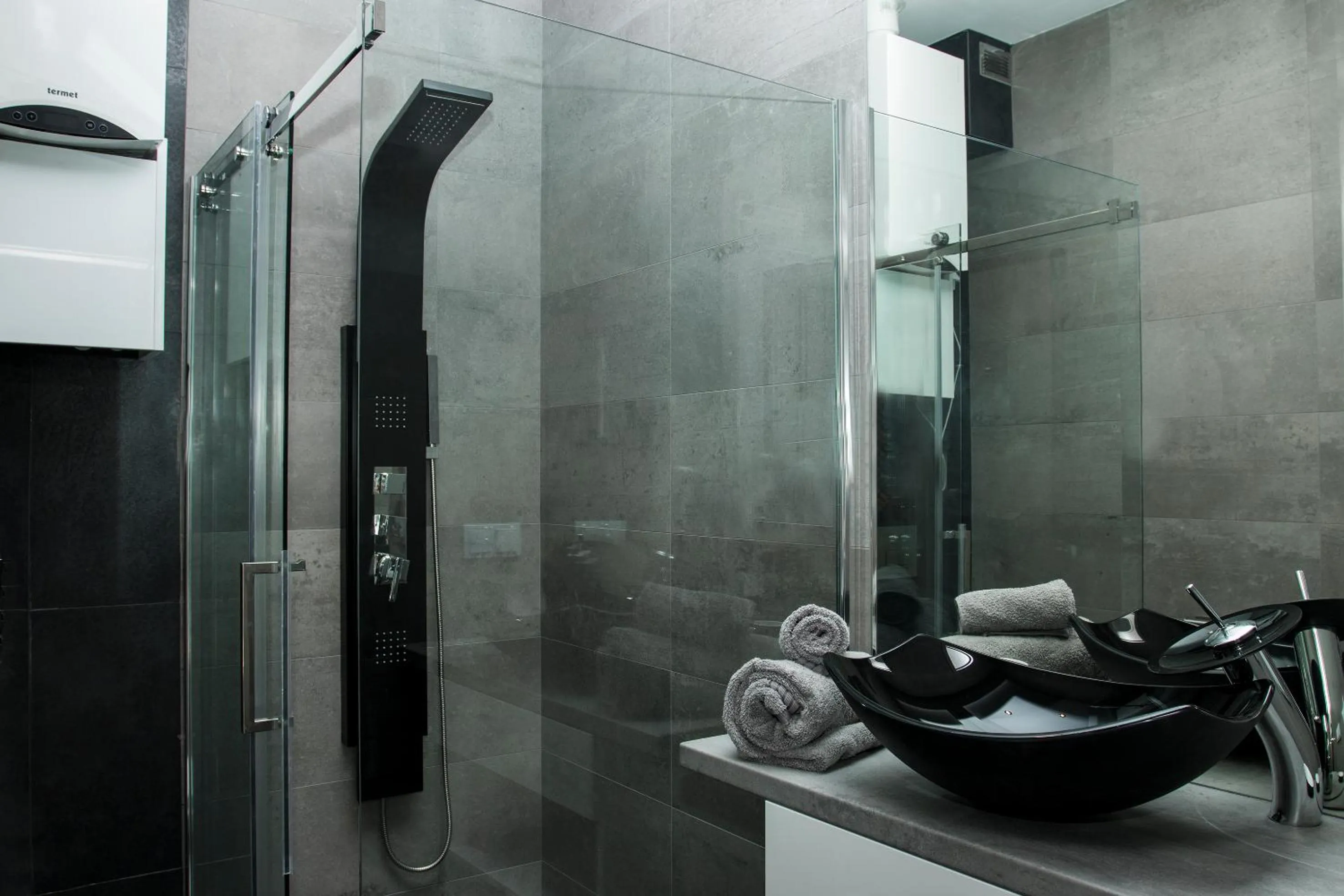 Shower in Leo Apartments Main Square