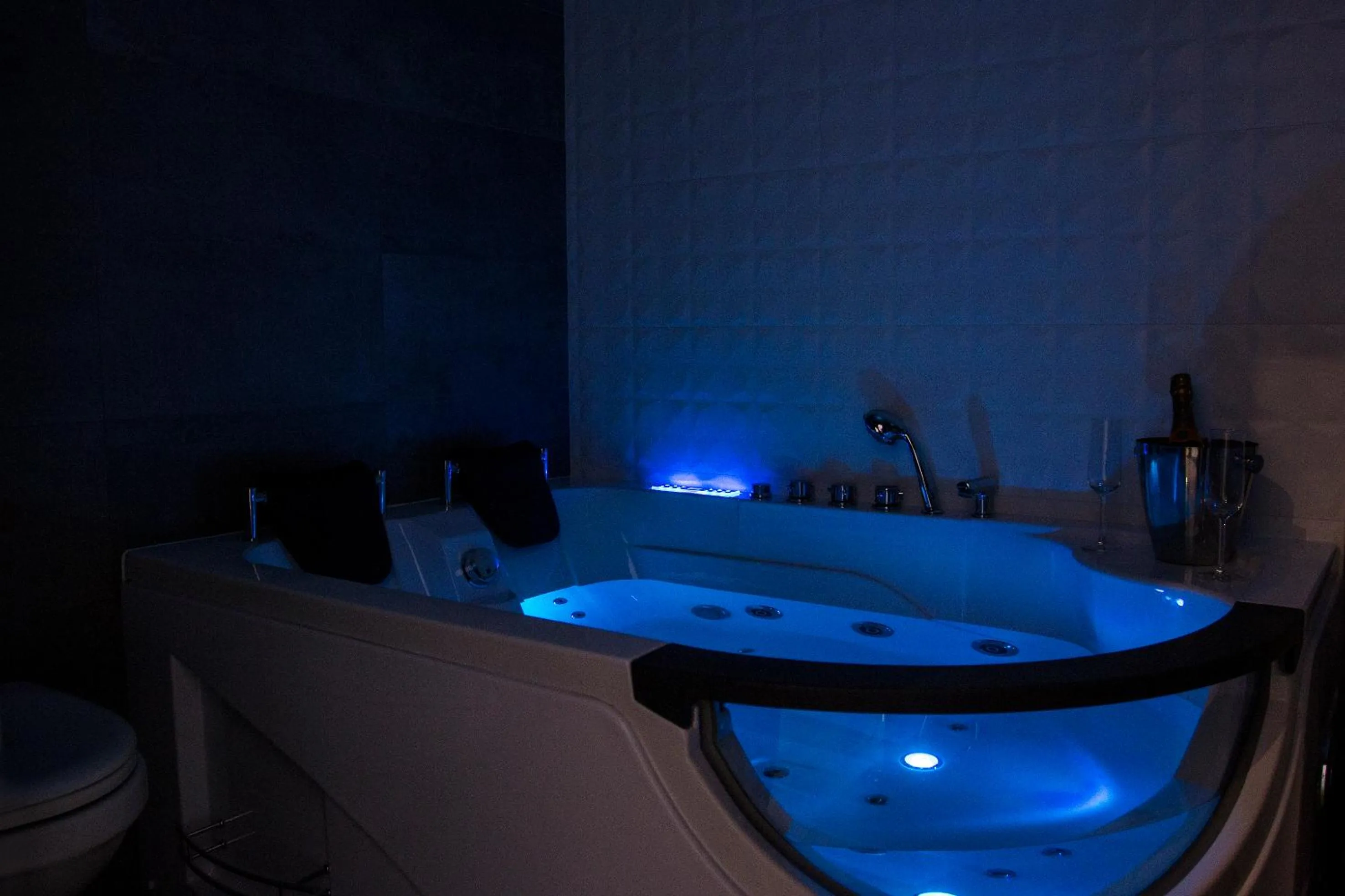 Hot Tub in Leo Apartments Main Square