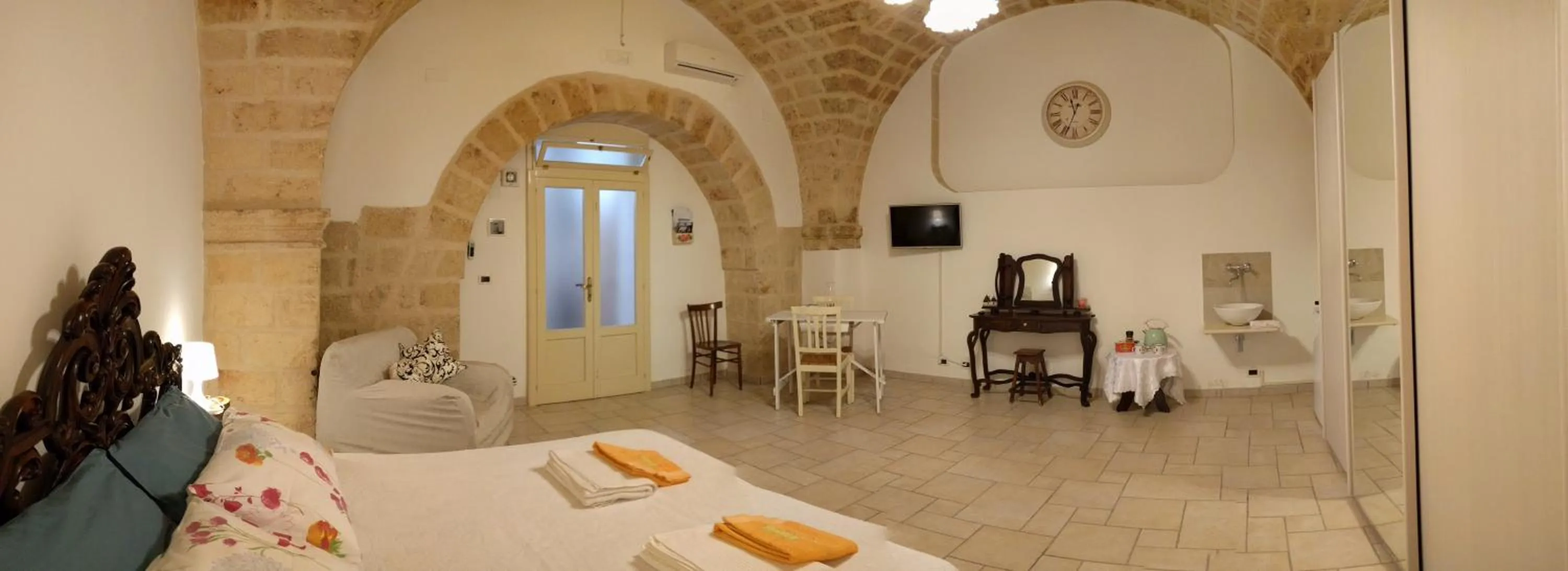 Photo of the whole room, Bed in Virginia B&B