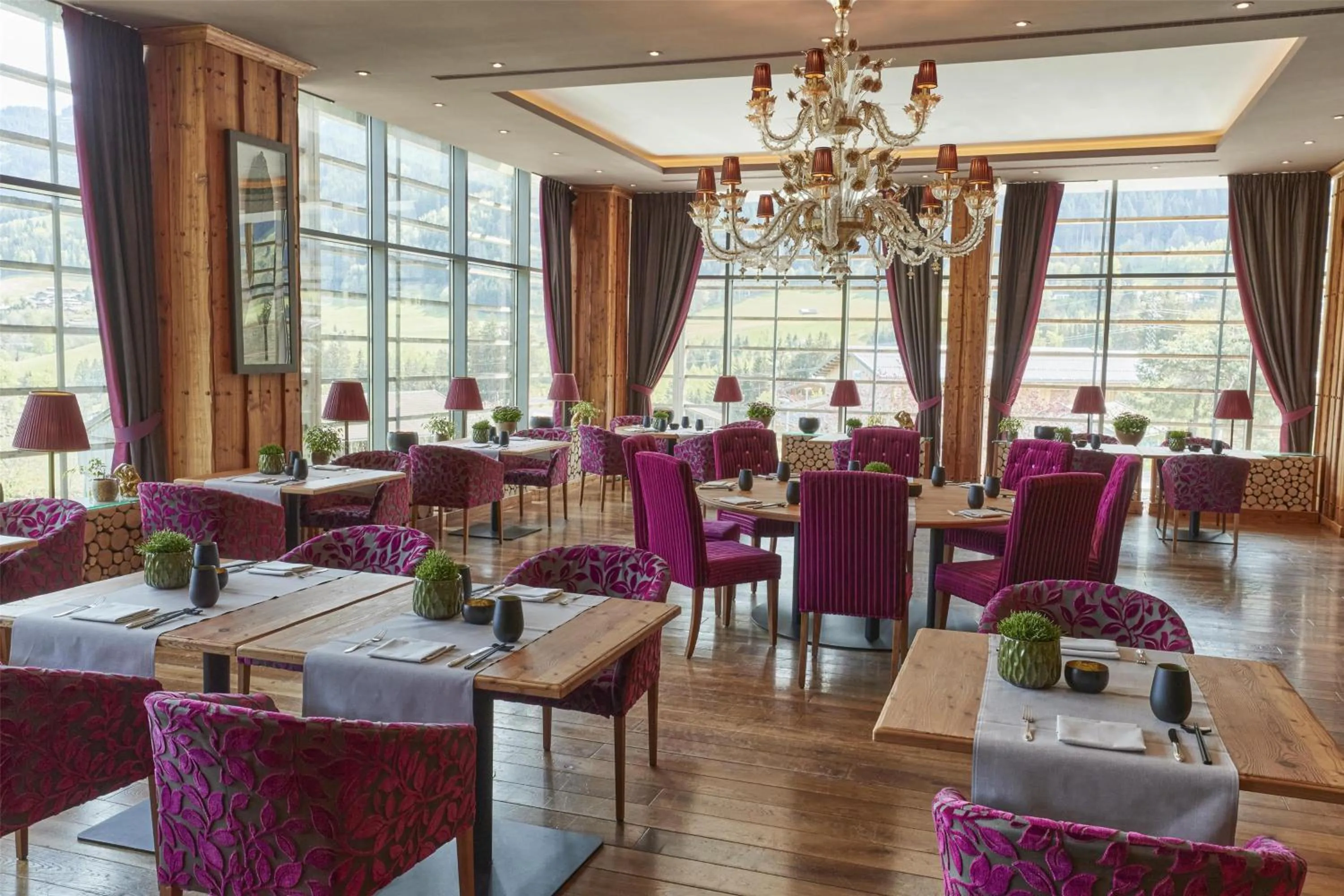 Restaurant/places to eat in Kempinski Hotel Das Tirol