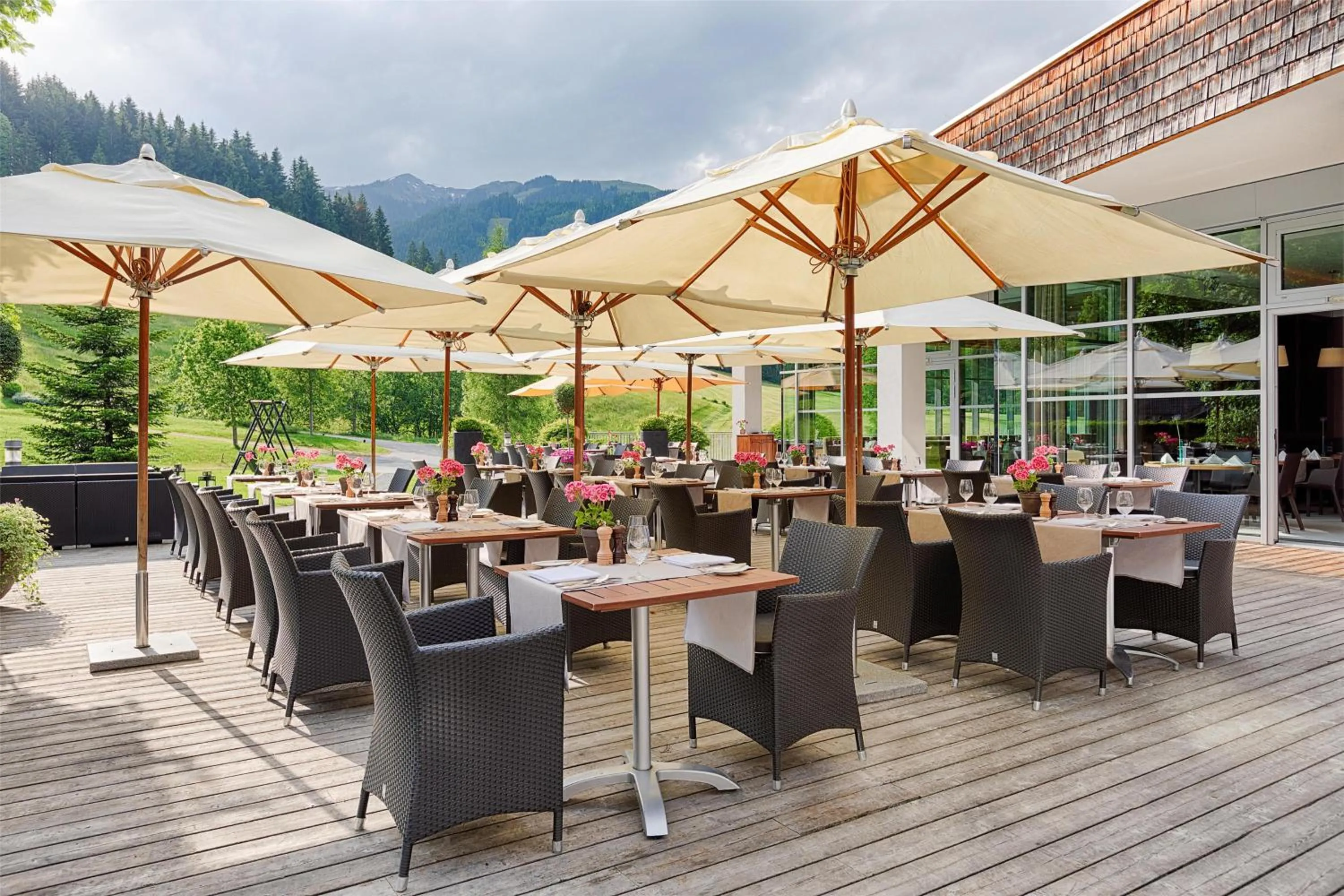Restaurant/places to eat in Kempinski Hotel Das Tirol