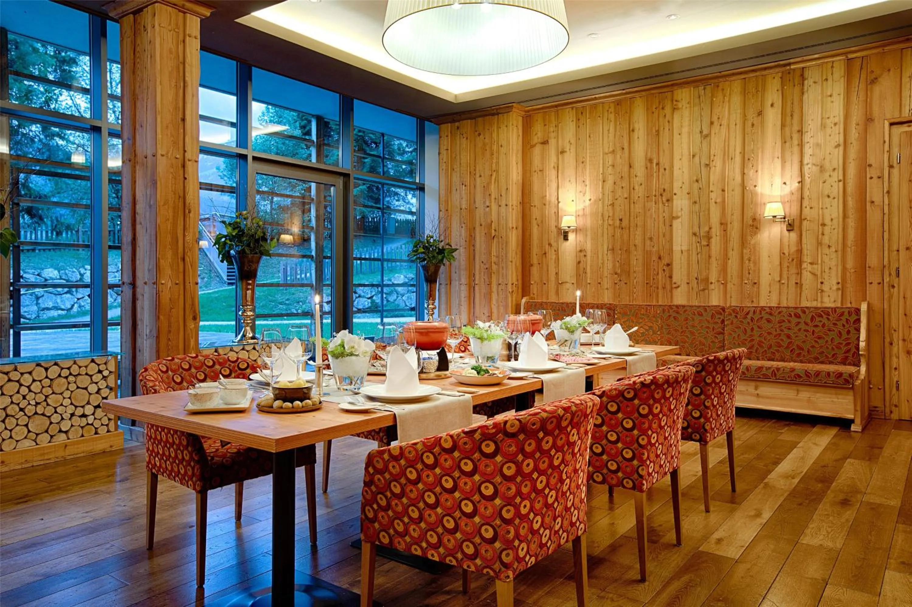 Restaurant/places to eat in Kempinski Hotel Das Tirol