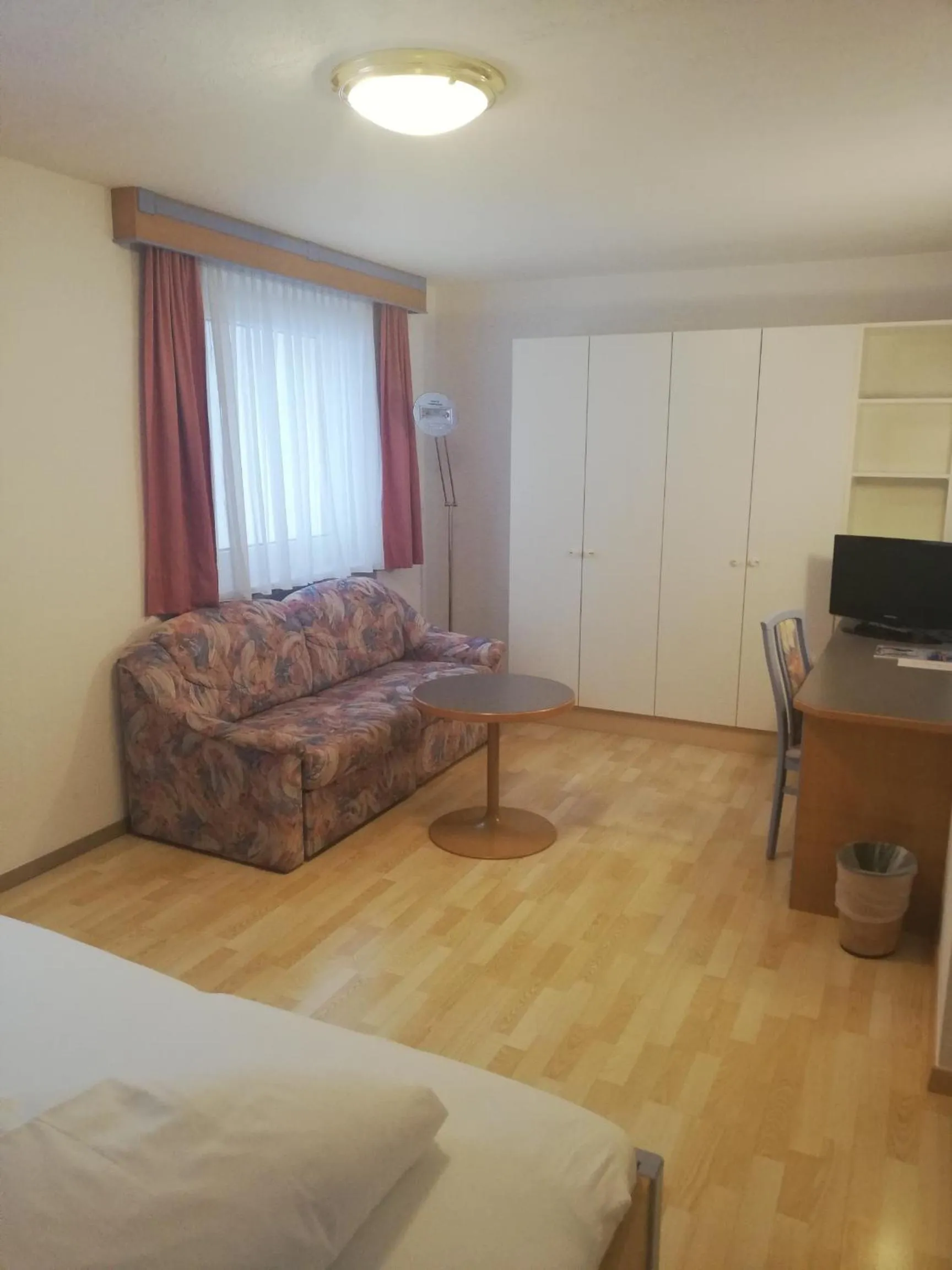 Seating area, Bed in Hotel Das Zentrum