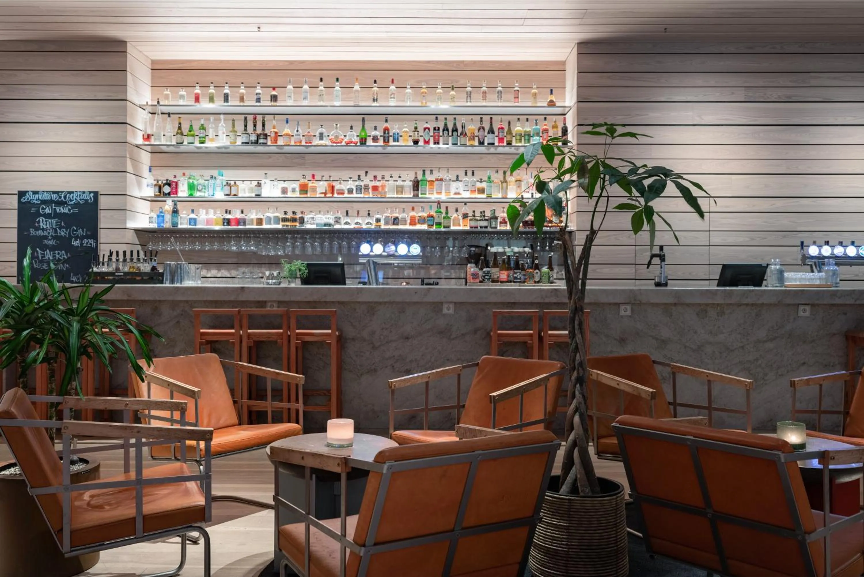 Restaurant/places to eat in Nordic Light Hotel