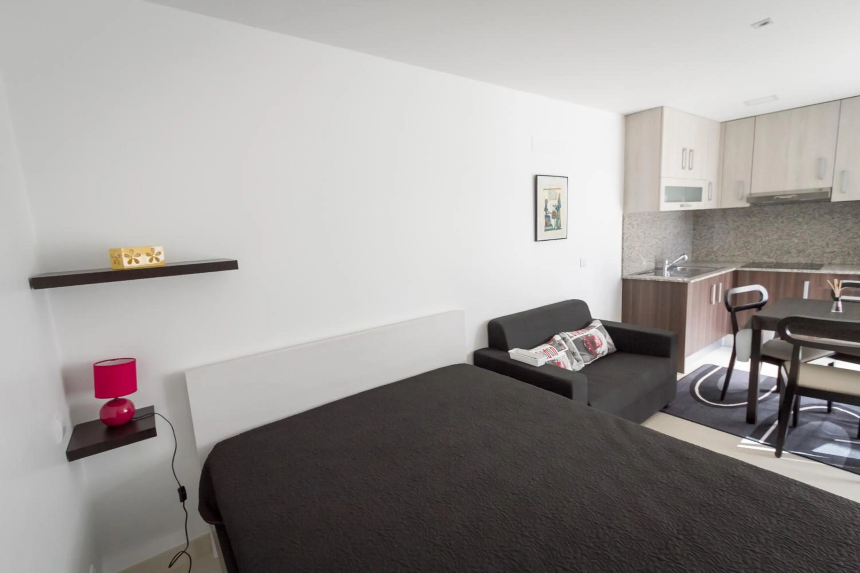 Photo of the whole room, Bed in PeraLux