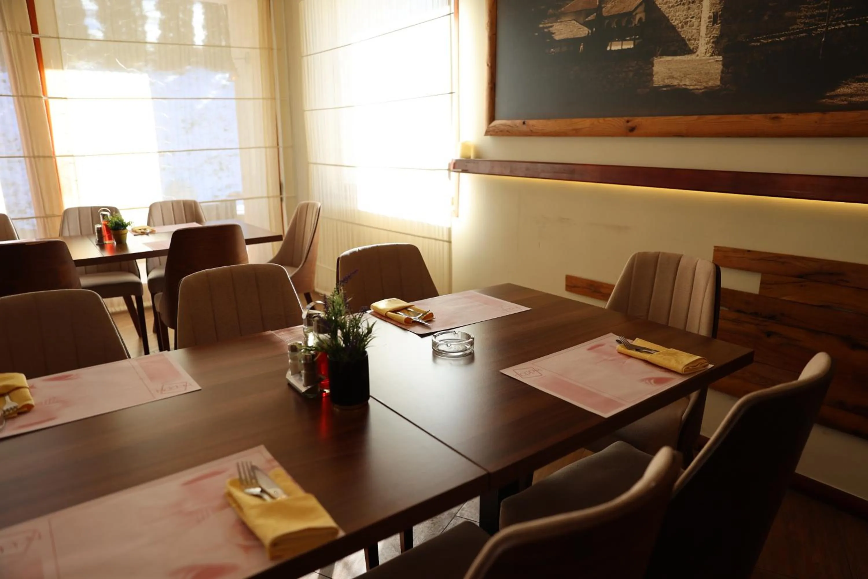 Restaurant/places to eat in Hotel Happy