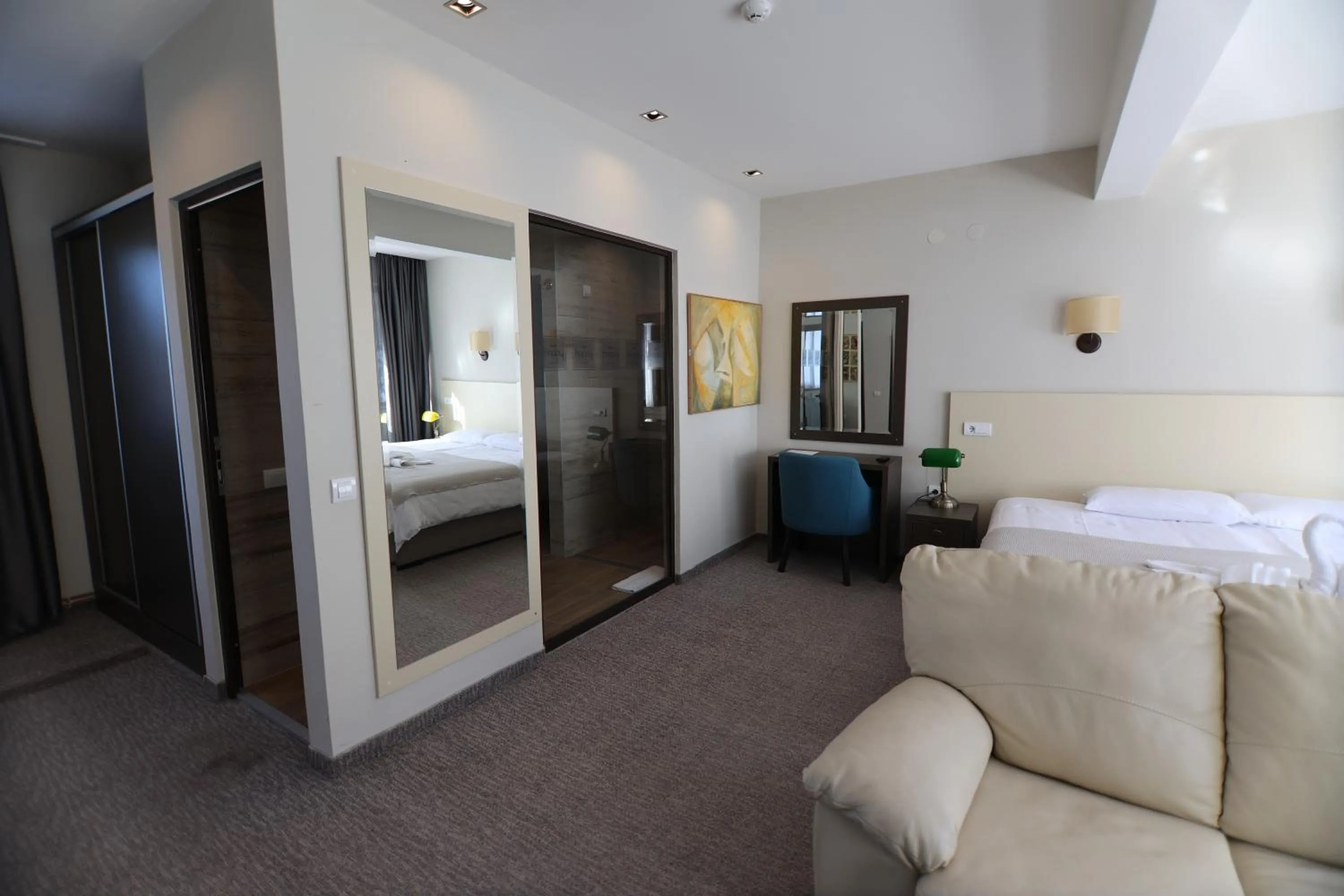 Living room, Bed in Hotel Happy