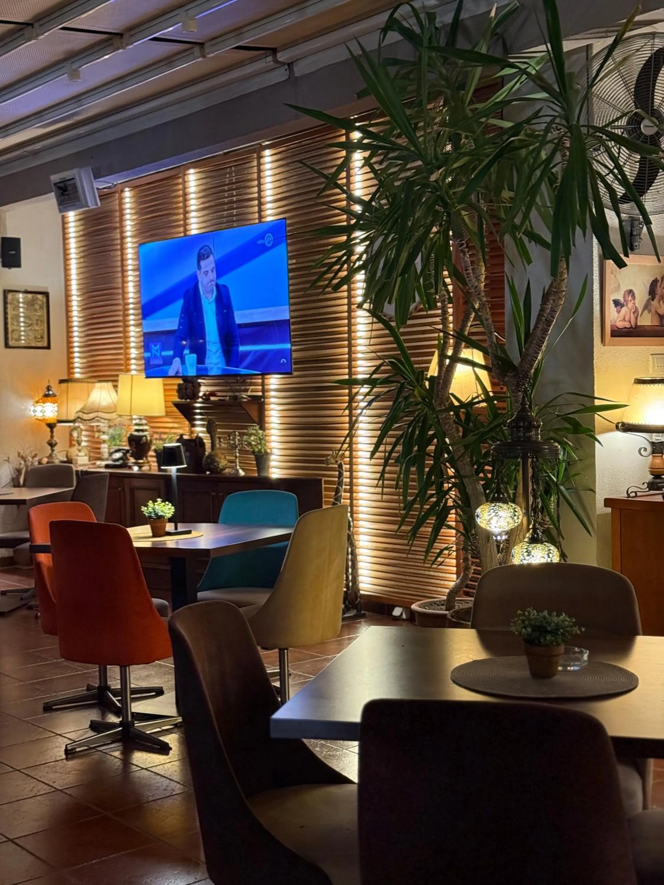 Restaurant/places to eat in Hotel Happy