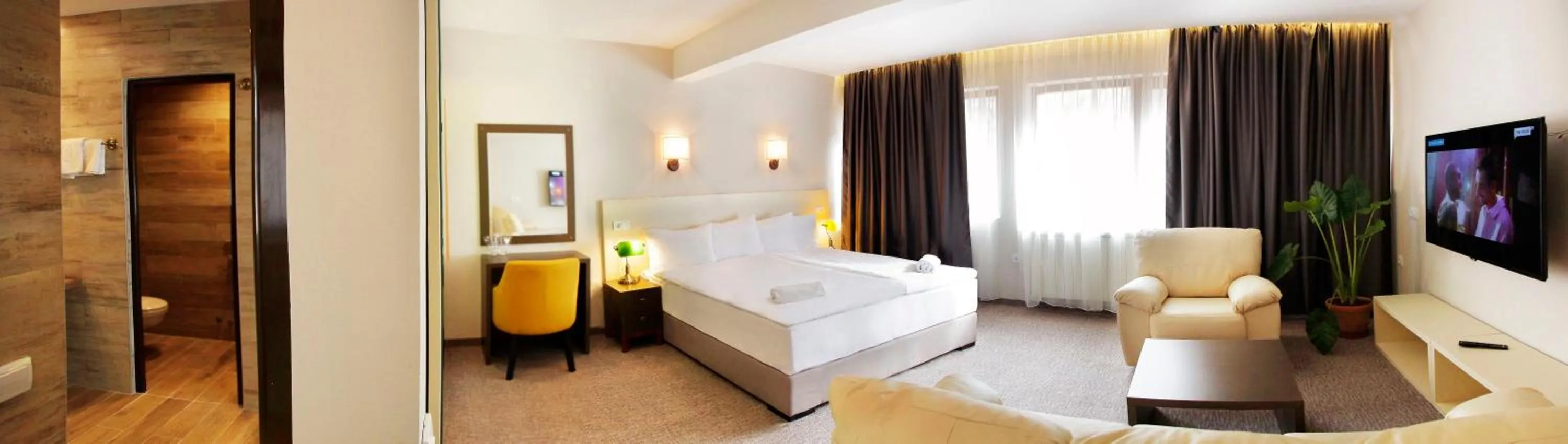 Bathroom, Bed in Hotel Happy