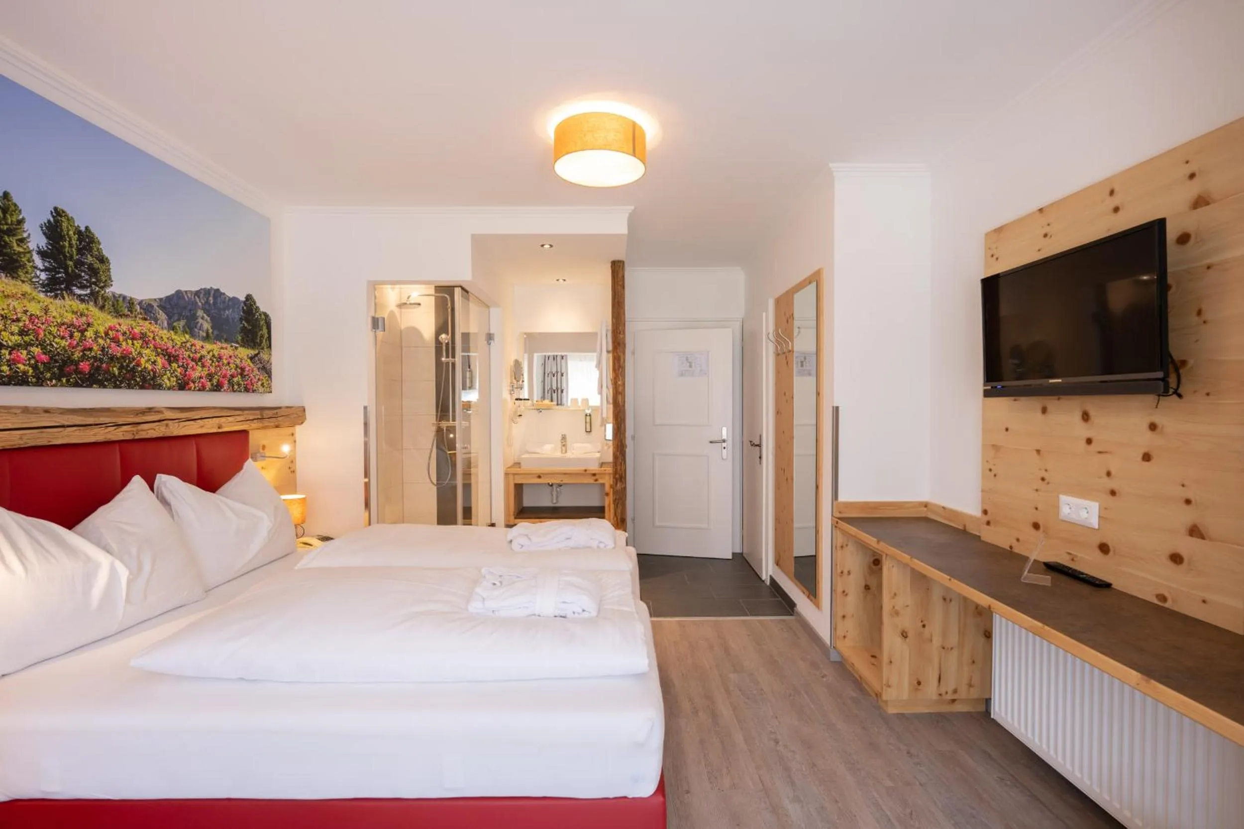 Shower, Bed in Genusshotel Almrausch