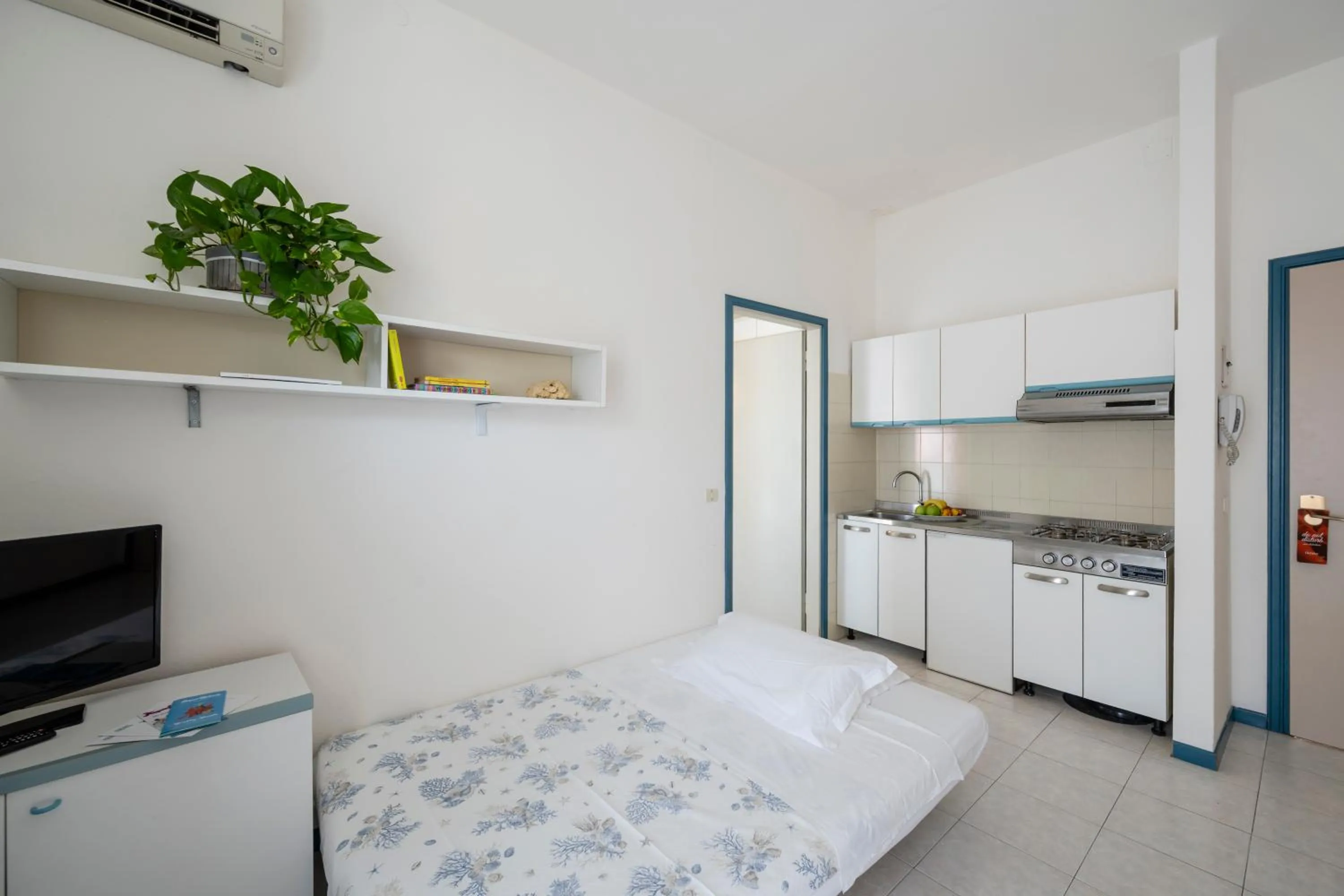 Kitchen or kitchenette, Bed in Aparthotel Pineda