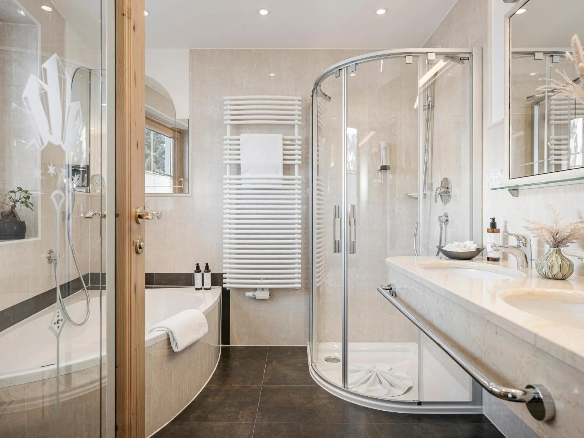 Photo of the whole room in Hotel Alpenjuwel 4 Sterne Superior