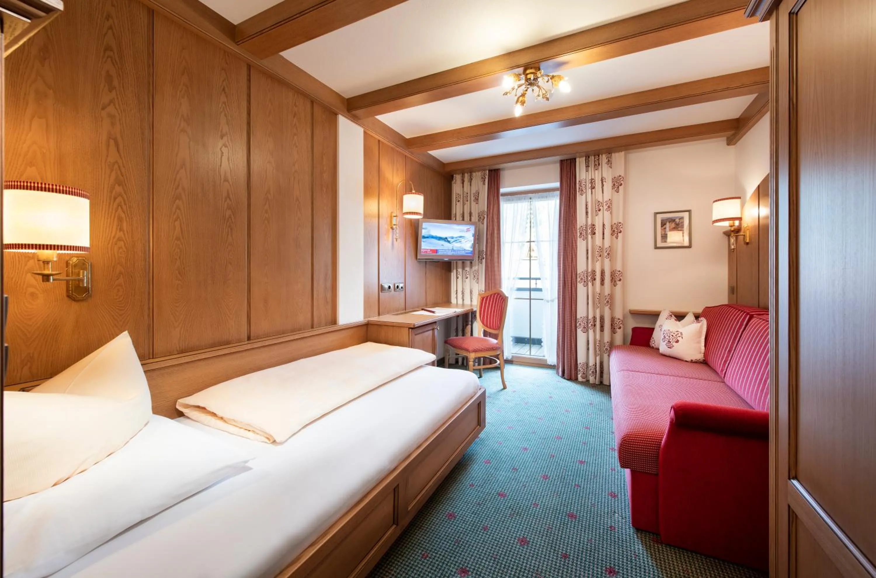 Photo of the whole room, Bed in Hotel Alpenjuwel 4 Sterne Superior