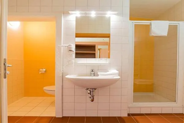 Bathroom in Vital Hotel Krainz mit Nebenhaus Familien Oase