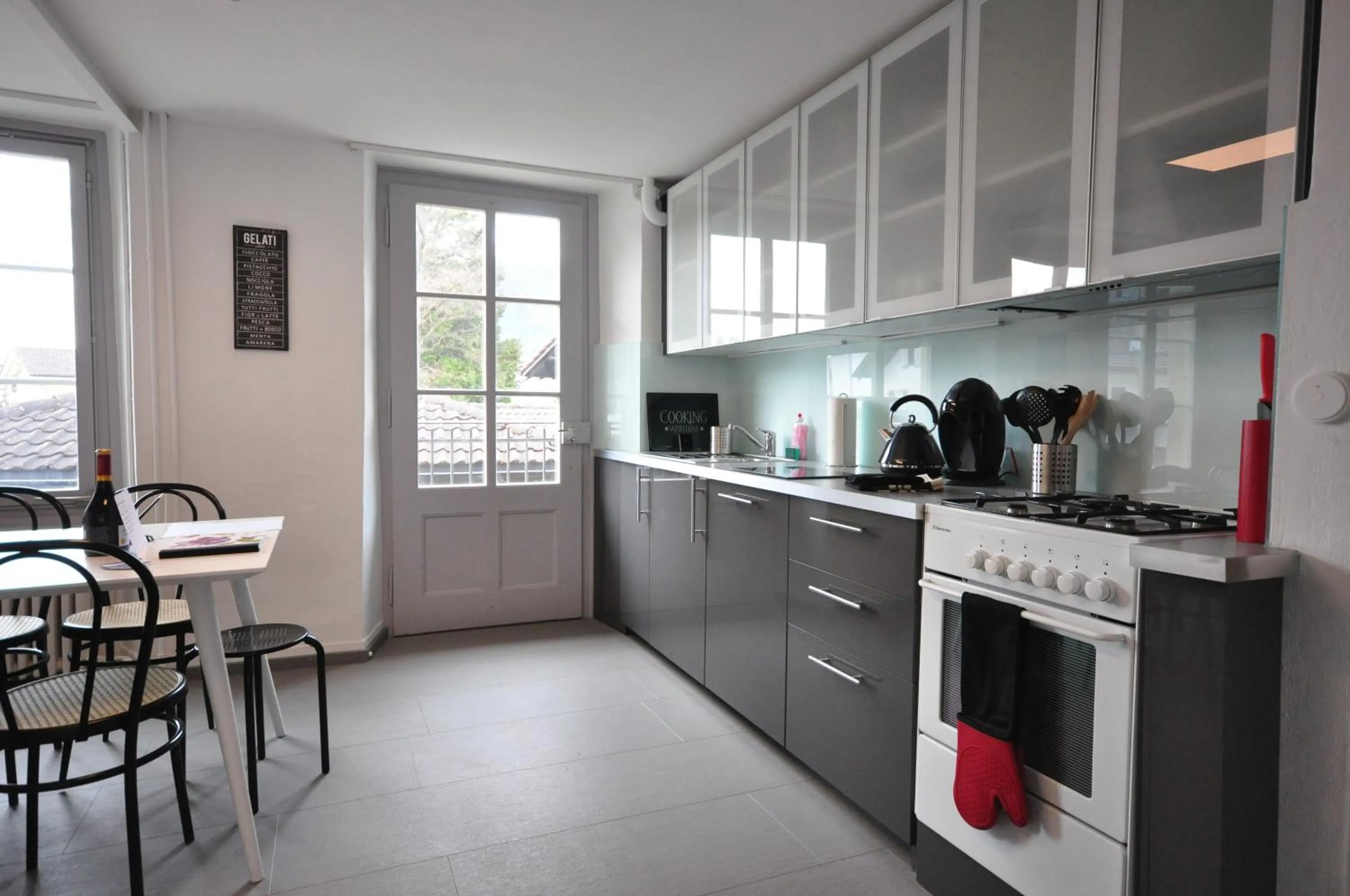Kitchen or kitchenette in Townhouse II Sleeps 12 guests Central
