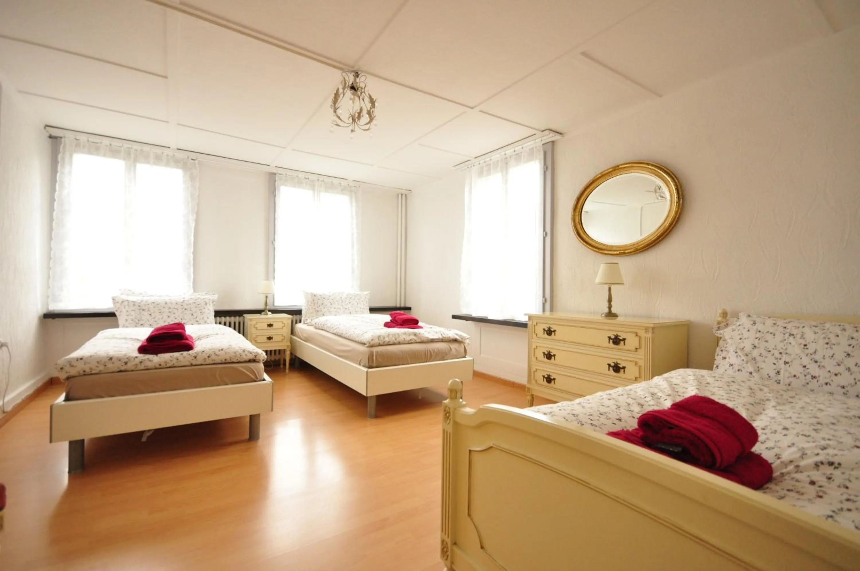 Photo of the whole room, Bed in Townhouse II Sleeps 12 guests Central
