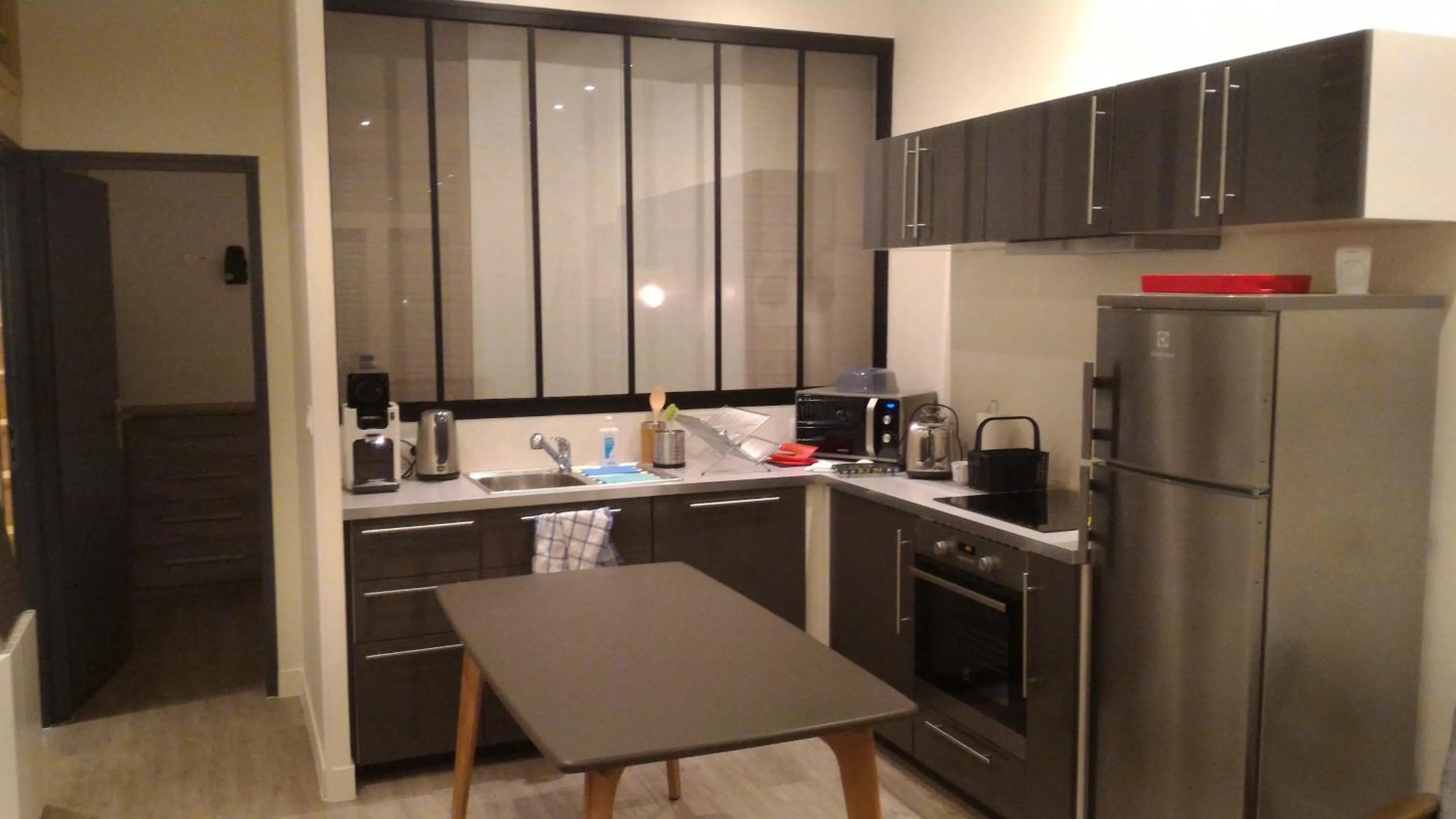 Kitchen or kitchenette in Sohosuite