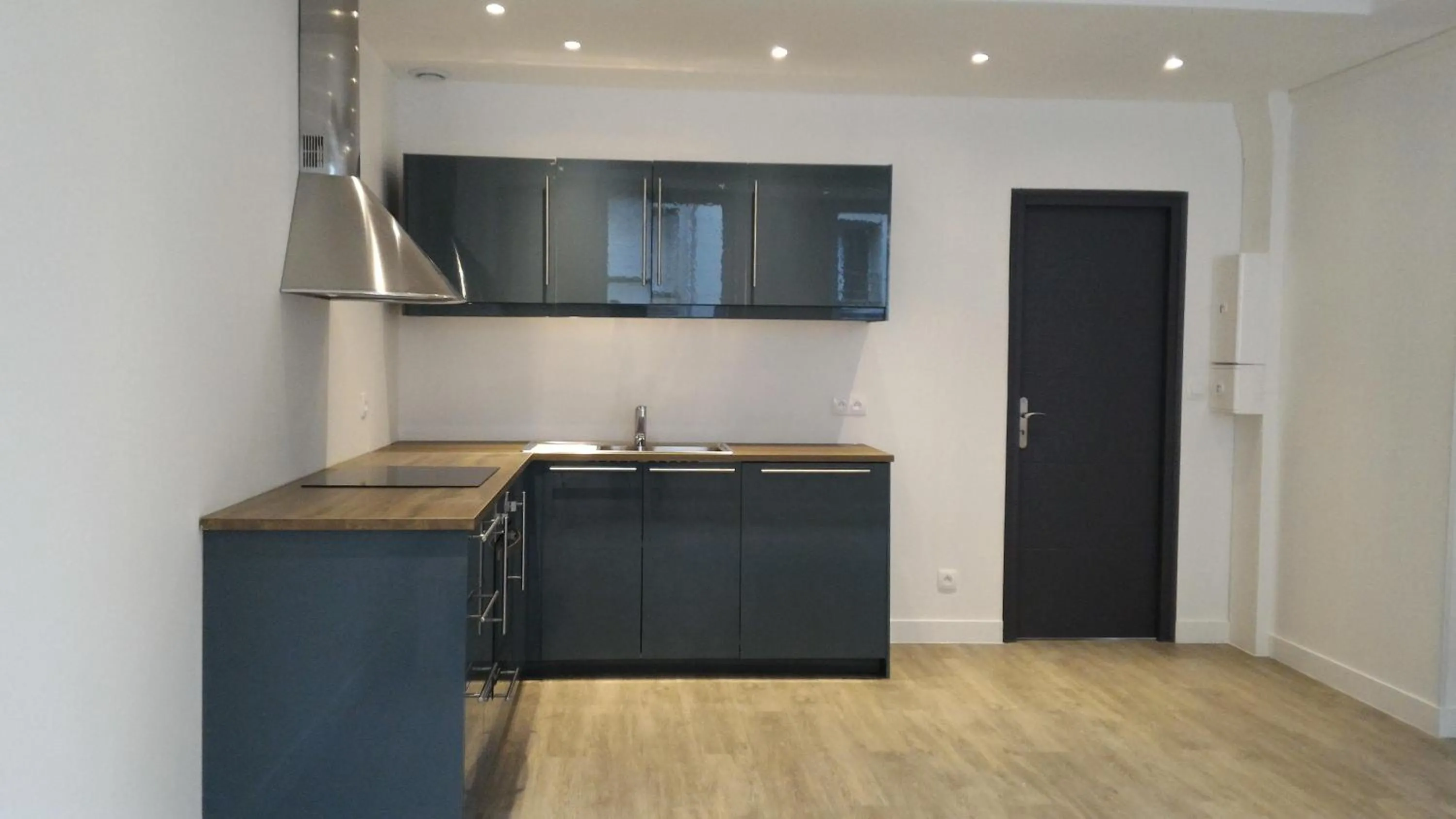 Kitchen or kitchenette in Sohosuite