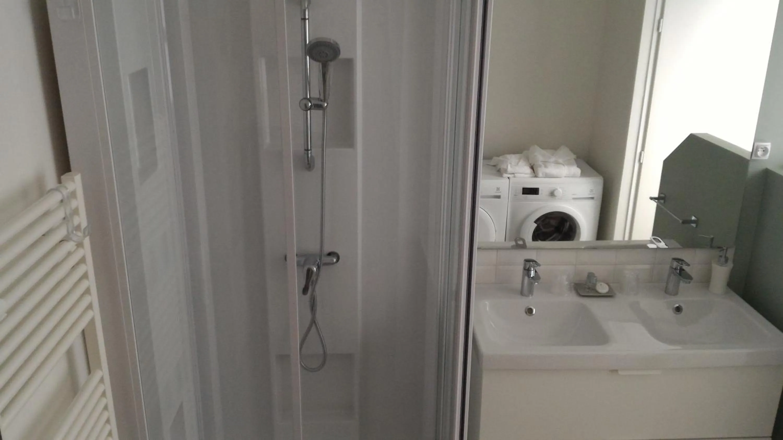 Shower in Sohosuite