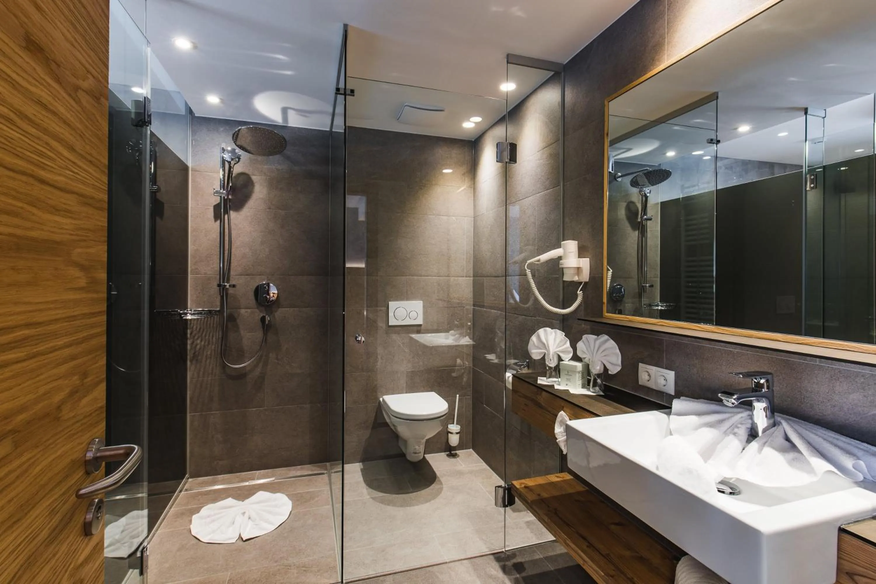 Shower in Hotel Vier Jahreszeiten