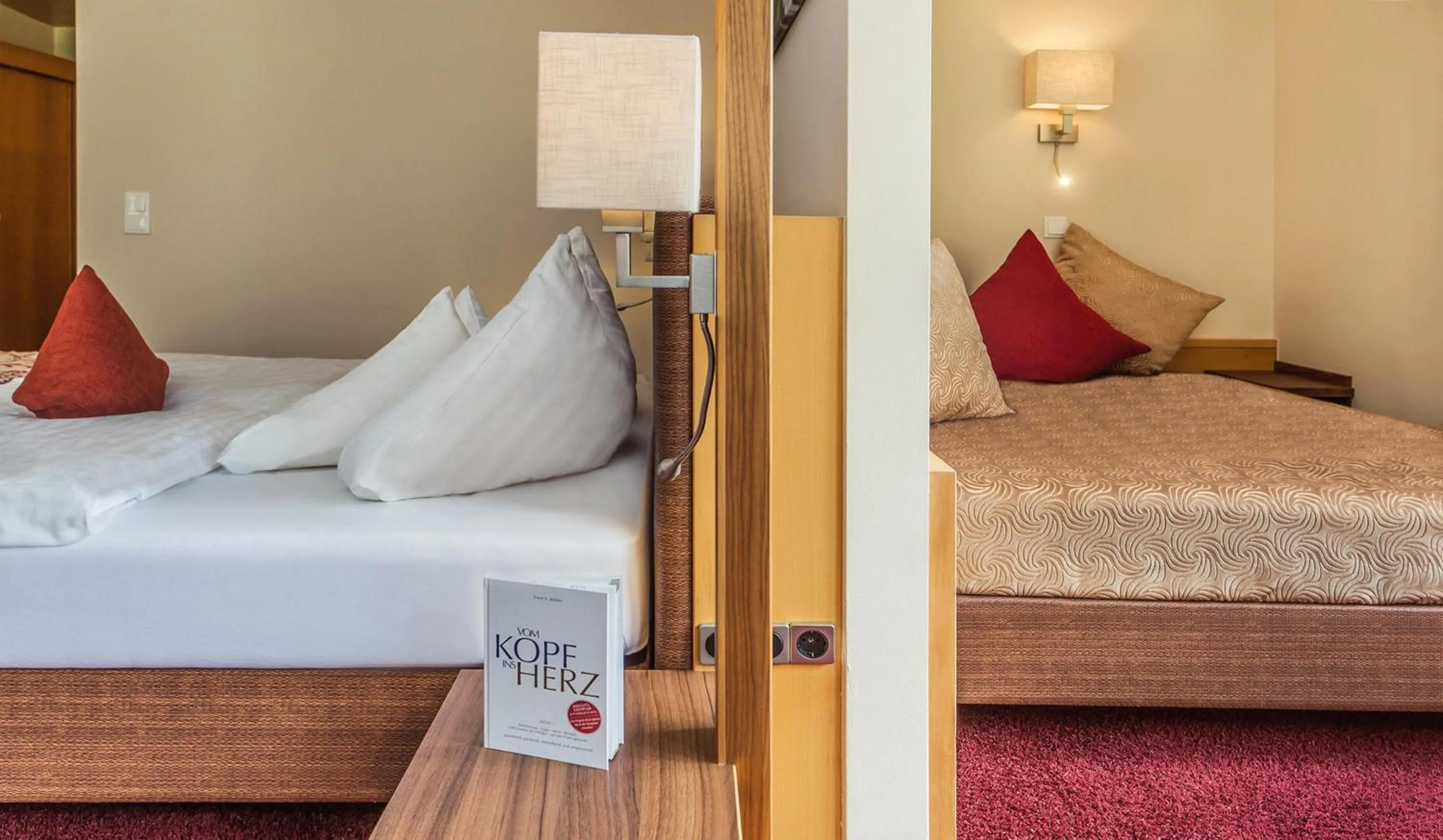 Photo of the whole room, Bed in Hotel Vier Jahreszeiten