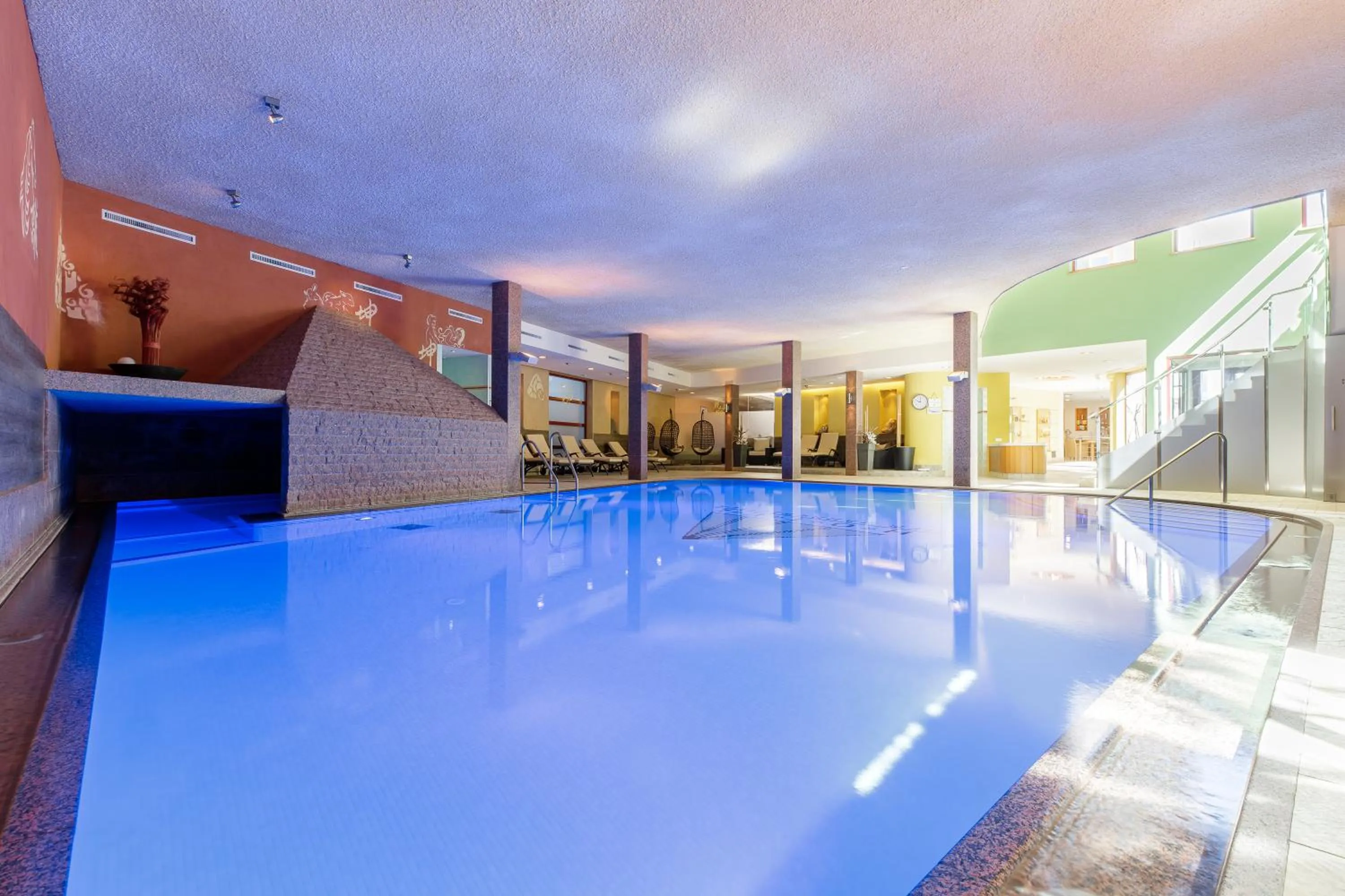 Swimming pool in Hotel Vier Jahreszeiten