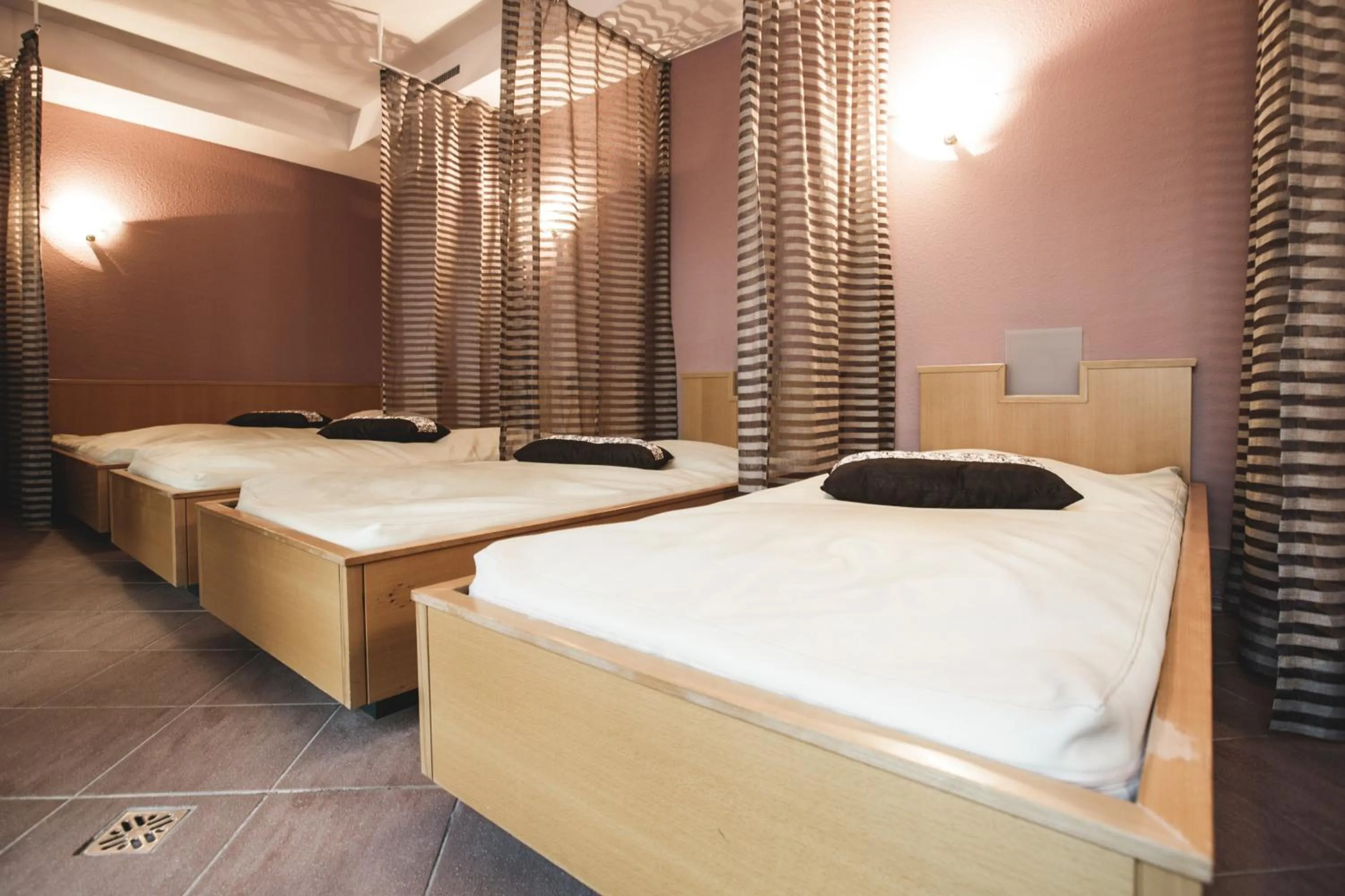 Spa and wellness centre/facilities, Bed in Hotel Vier Jahreszeiten
