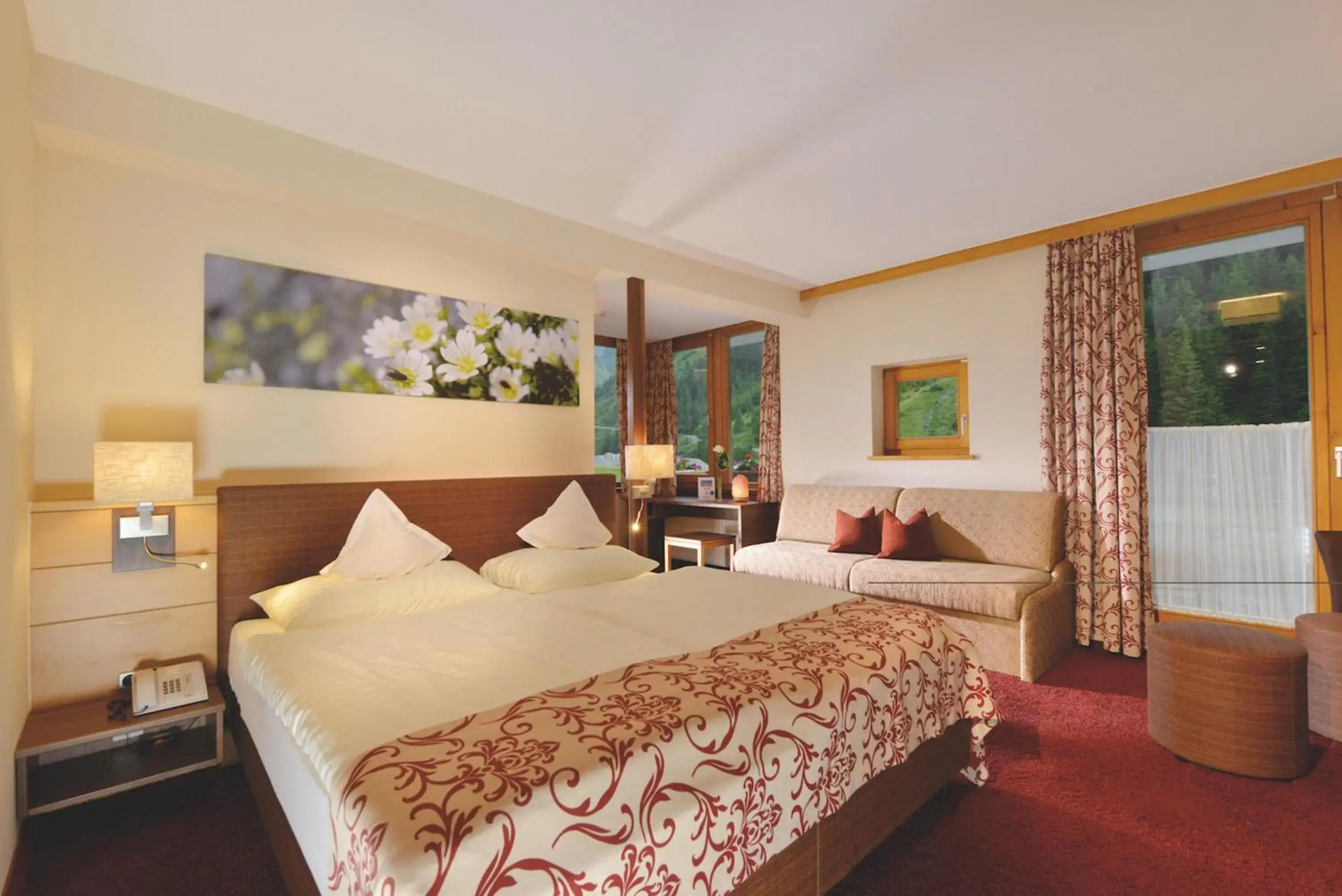 Superior Double Room in Hotel Vier Jahreszeiten Superior Double Room in Hotel Vier Jahreszeiten