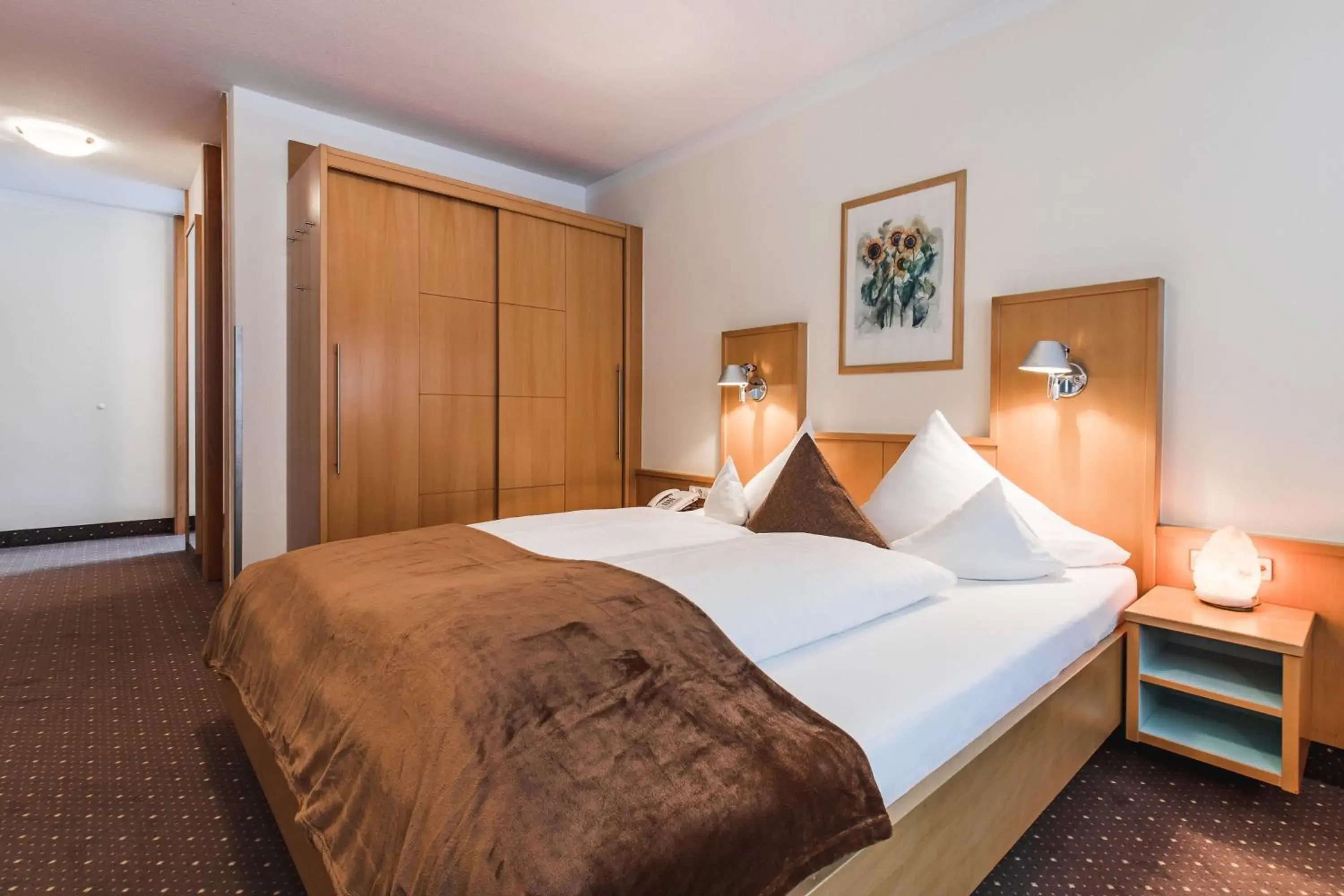 Standard Double Room in Hotel Vier Jahreszeiten Standard Double Room in Hotel Vier Jahreszeiten