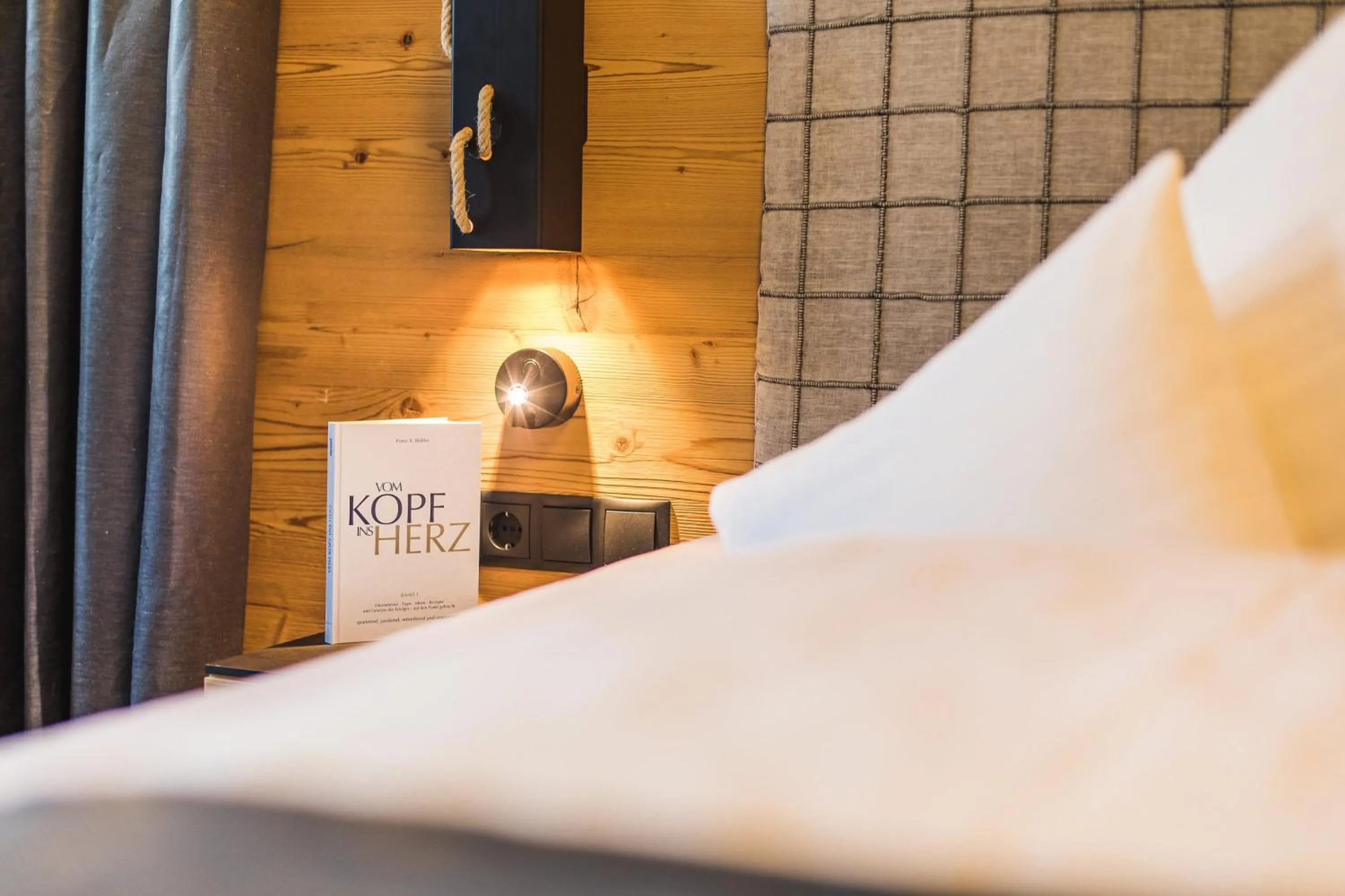 Decorative detail, Bed in Hotel Vier Jahreszeiten