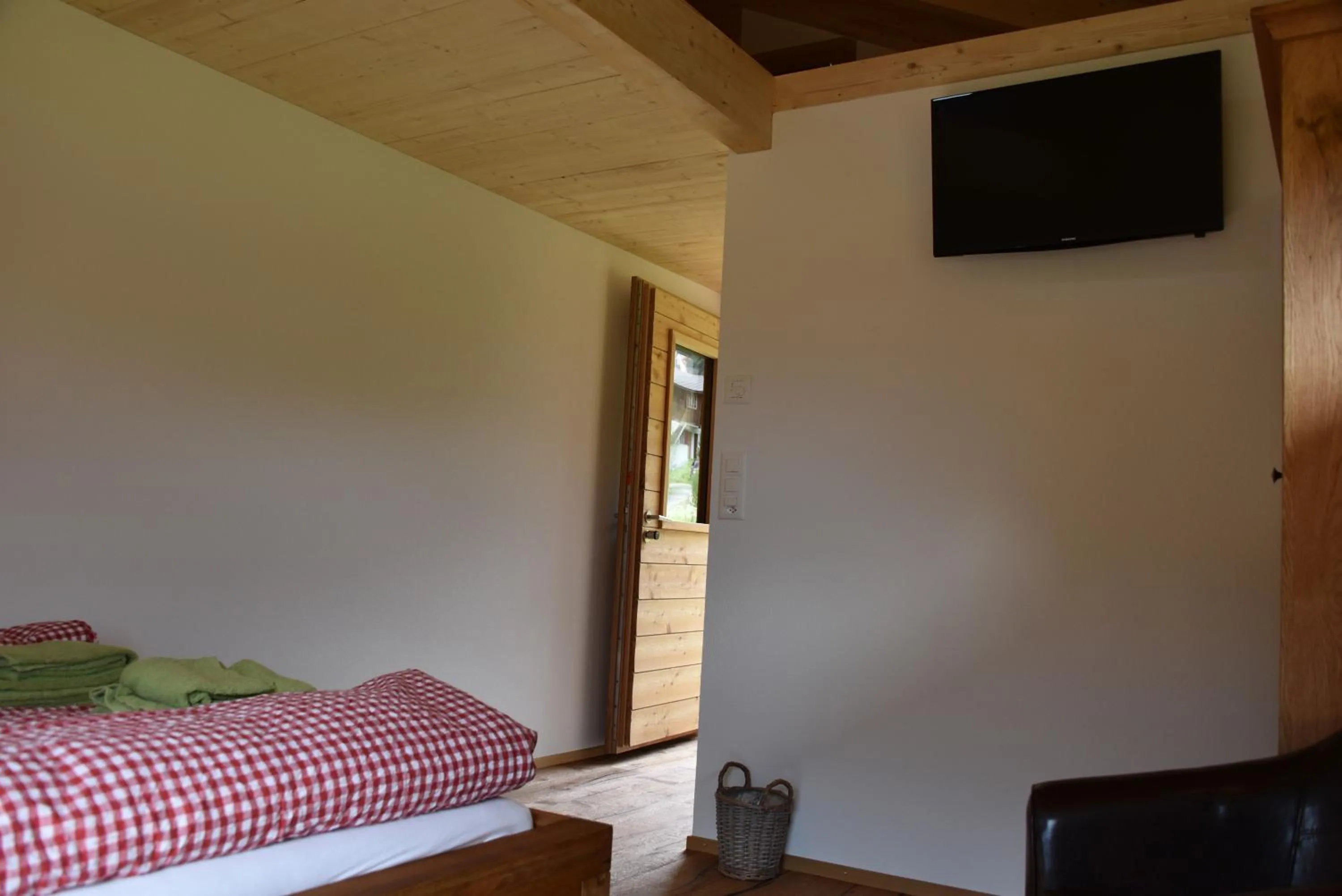 Photo of the whole room, Bed in B&B Hängebrigga