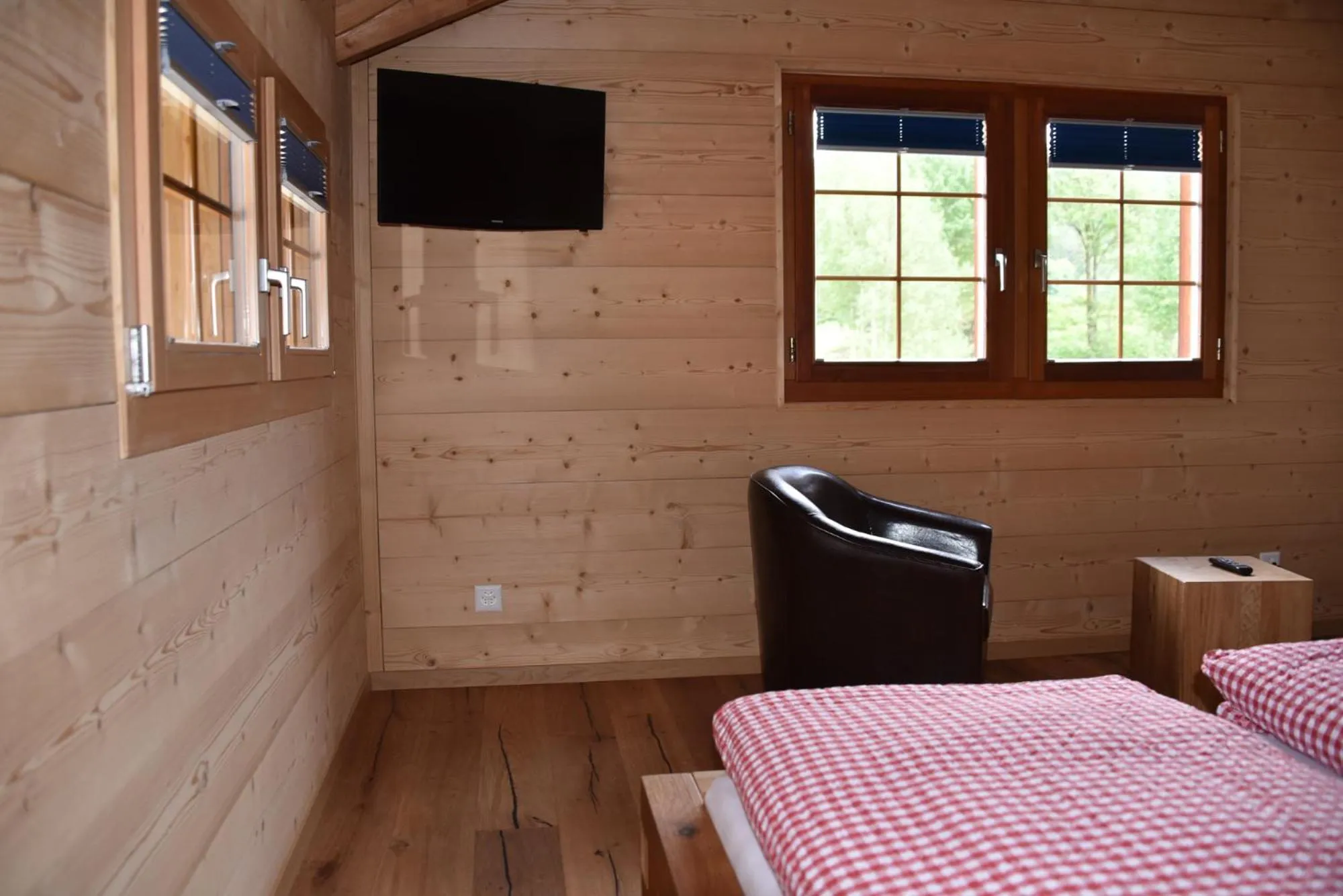 Photo of the whole room, Bed in B&B Hängebrigga