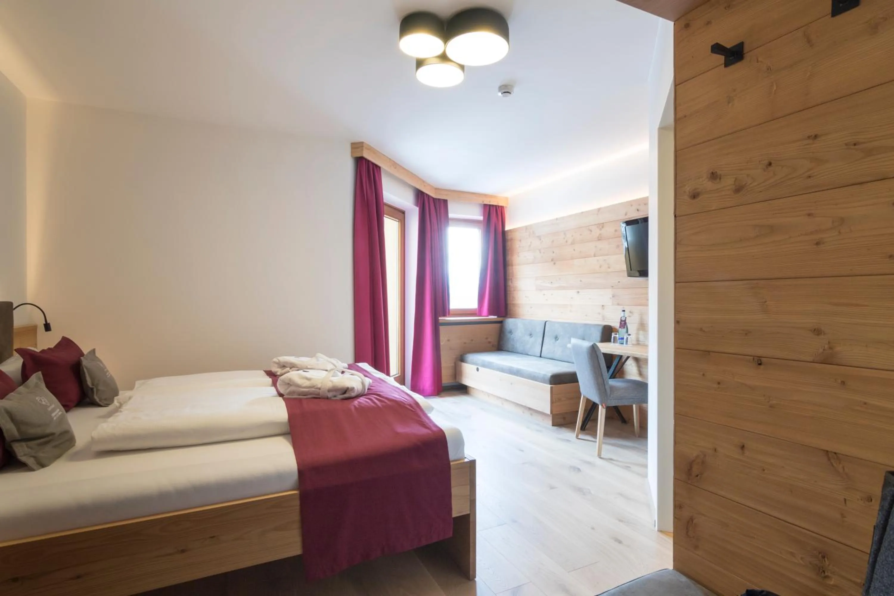 Photo of the whole room, Bed in SPA & Naturhotel Outside