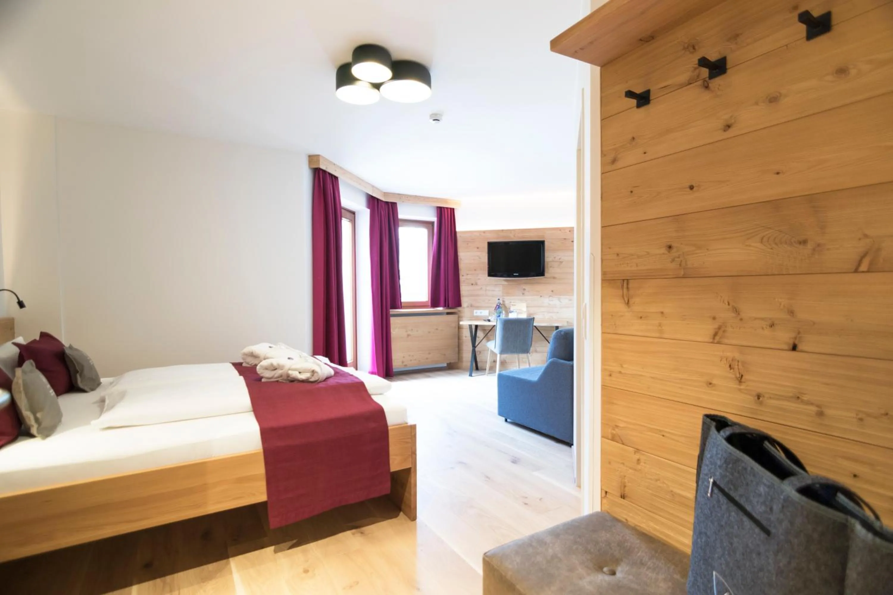 Photo of the whole room, Bed in SPA & Naturhotel Outside