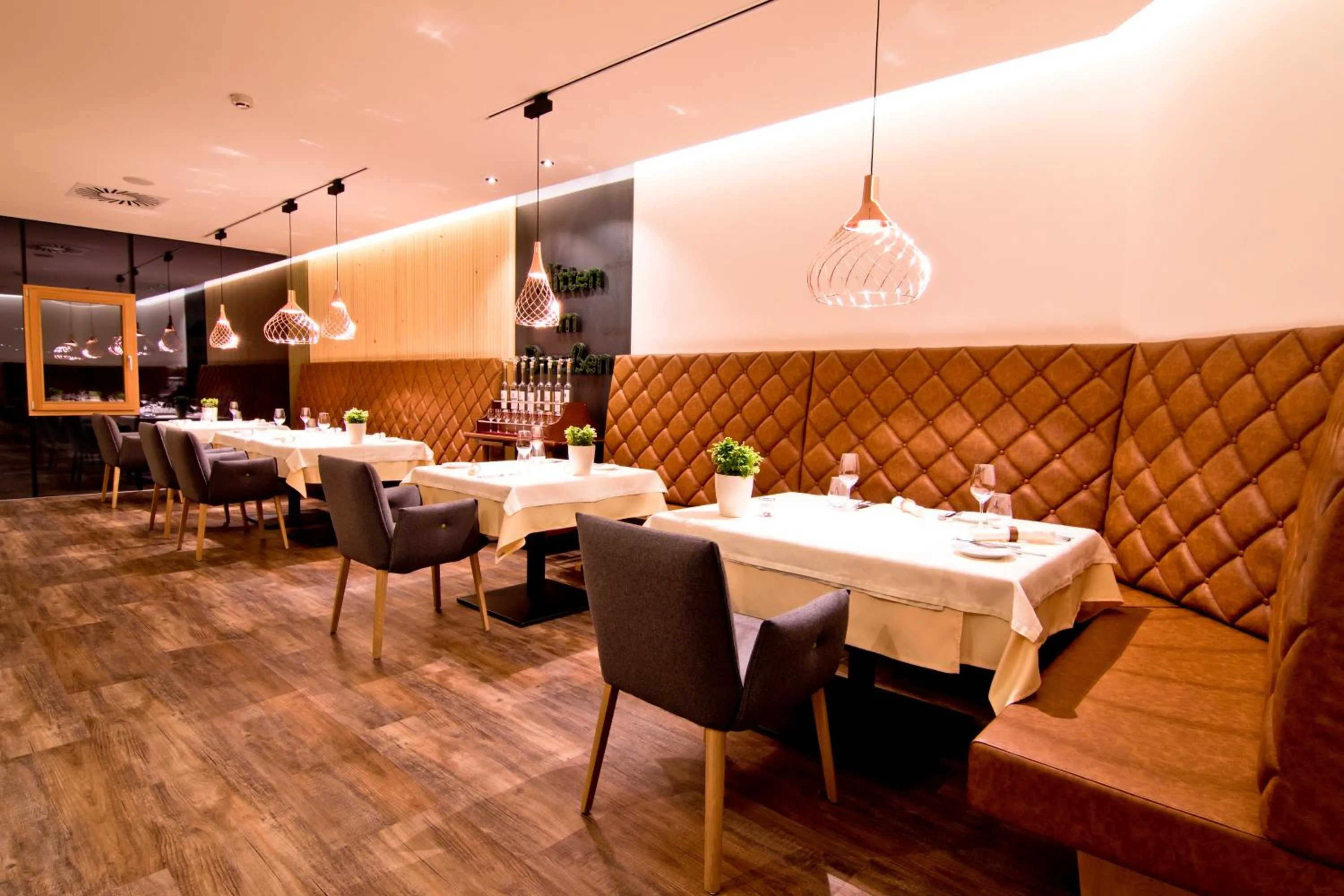 Restaurant/places to eat in SPA & Naturhotel Outside