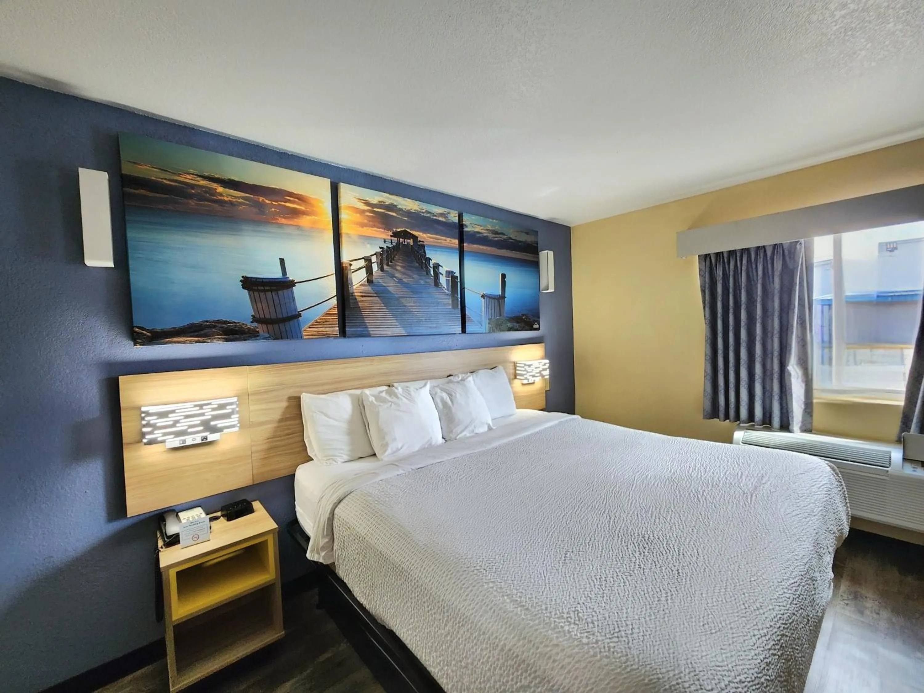 Bedroom, Bed in Days Inn by Wyndham New Orleans Pontchartrain